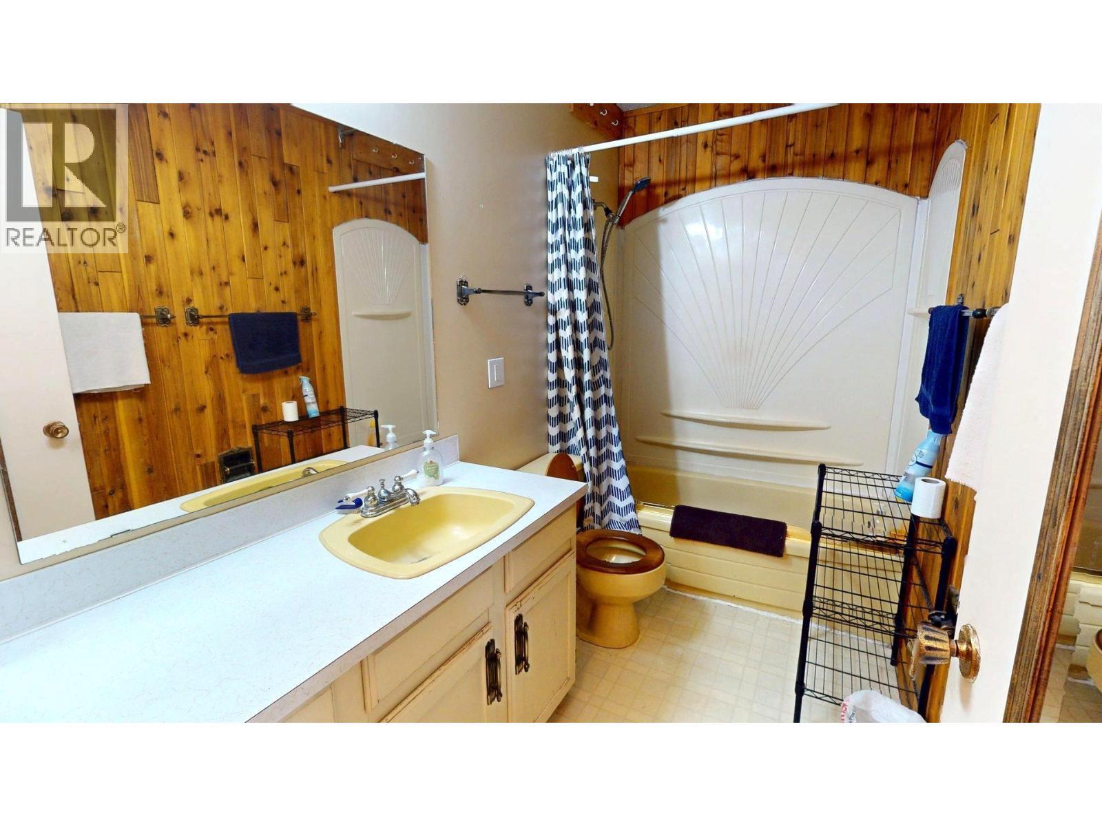 2016 Alder Street, Elkford, BC - Indoor Photo Showing Bathroom