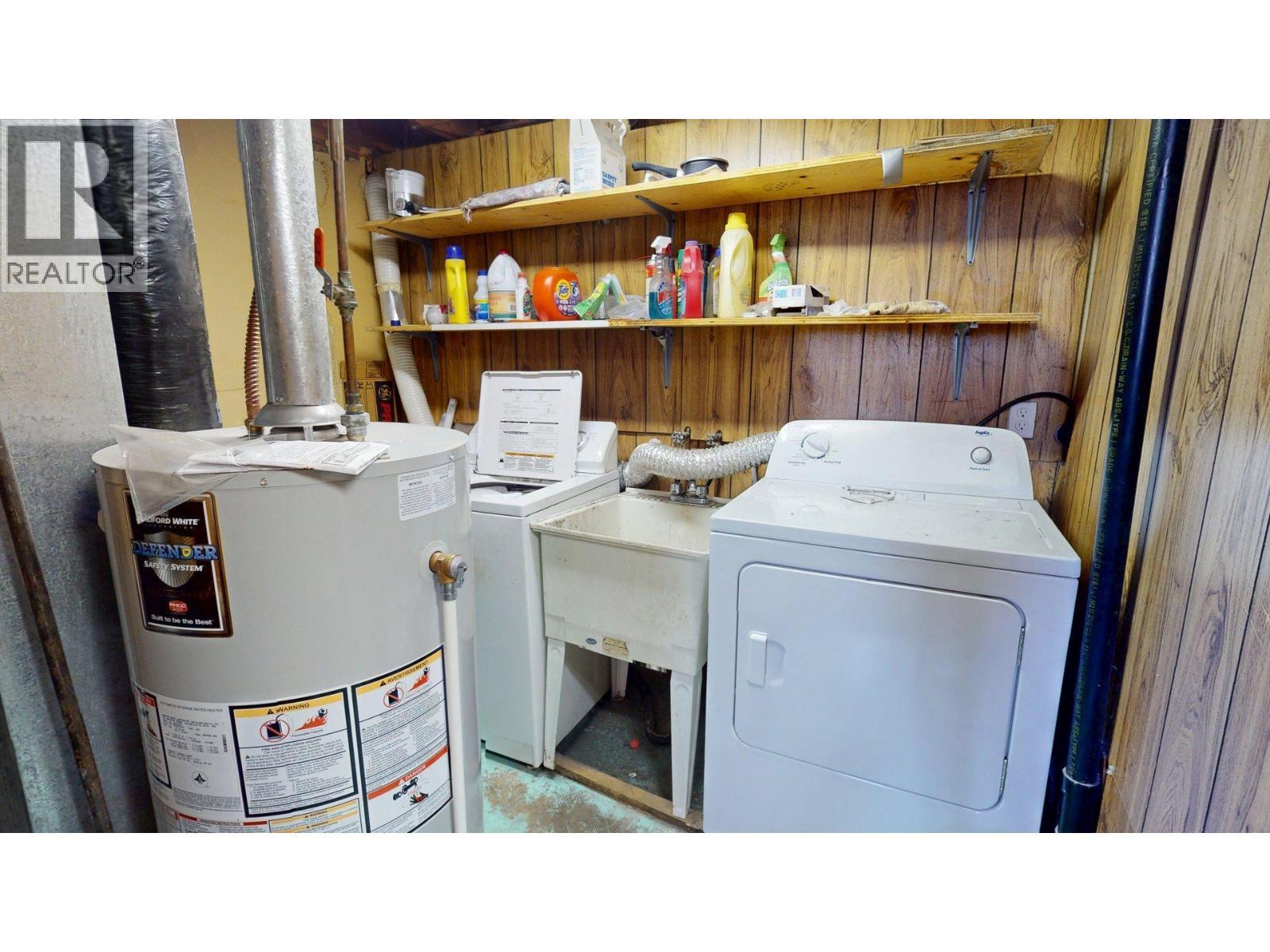 2016 Alder Street, Elkford, BC - Indoor Photo Showing Laundry Room
