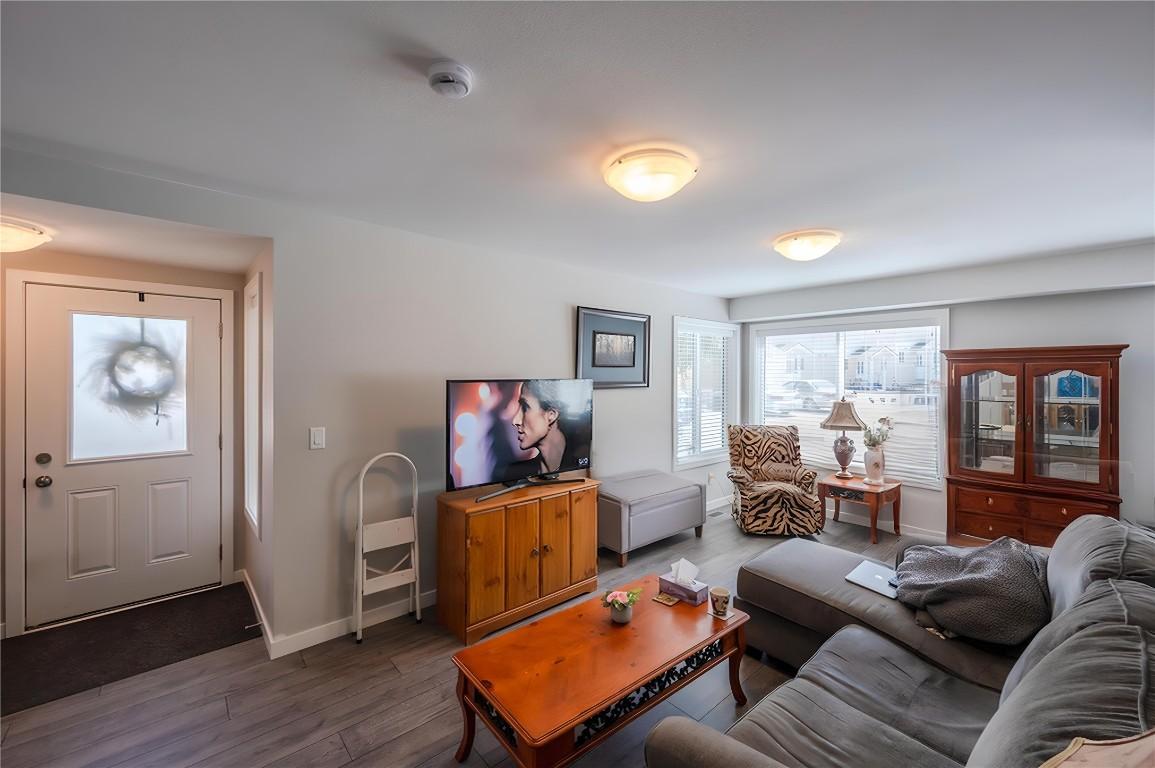 123-1458 Penticton Avenue, Penticton, BC - Indoor Photo Showing Living Room