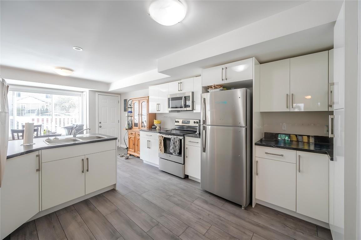 123-1458 Penticton Avenue, Penticton, BC - Indoor Photo Showing Kitchen With Double Sink