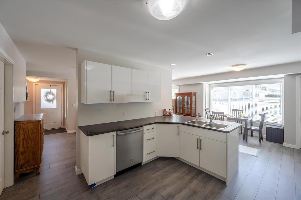 123-1458 Penticton Avenue, Penticton, BC - Indoor Photo Showing Kitchen With Double Sink