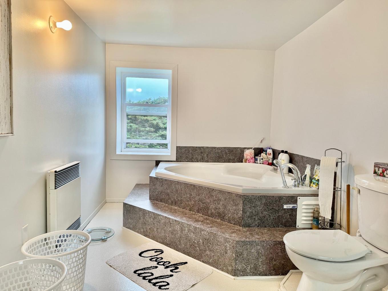 Bathroom - 44 Ch. Du Quai S., Les Îles-De-La-Madeleine, QC - Indoor Photo Showing Bathroom