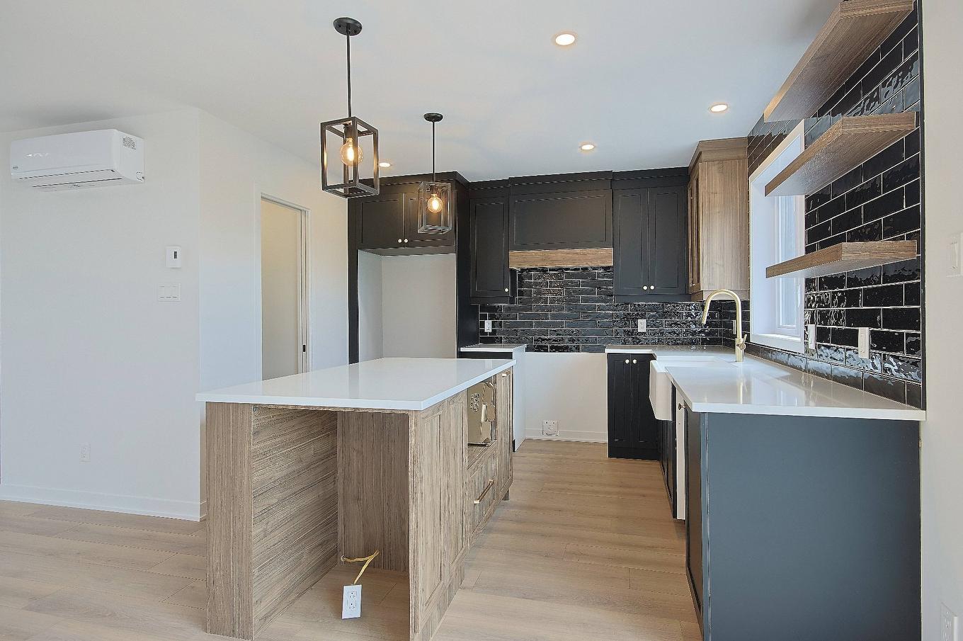 Cuisine - Rue Du Quai, Saint-Louis-De-Gonzague, QC - Indoor Photo Showing Kitchen With Upgraded Kitchen