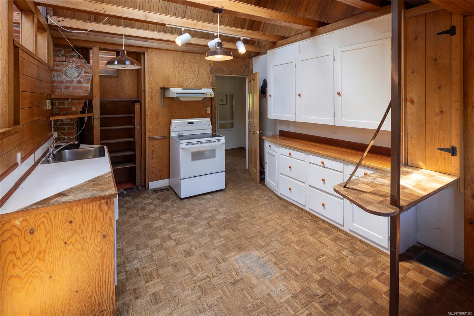 821 Newport Ave, Oak Bay, BC