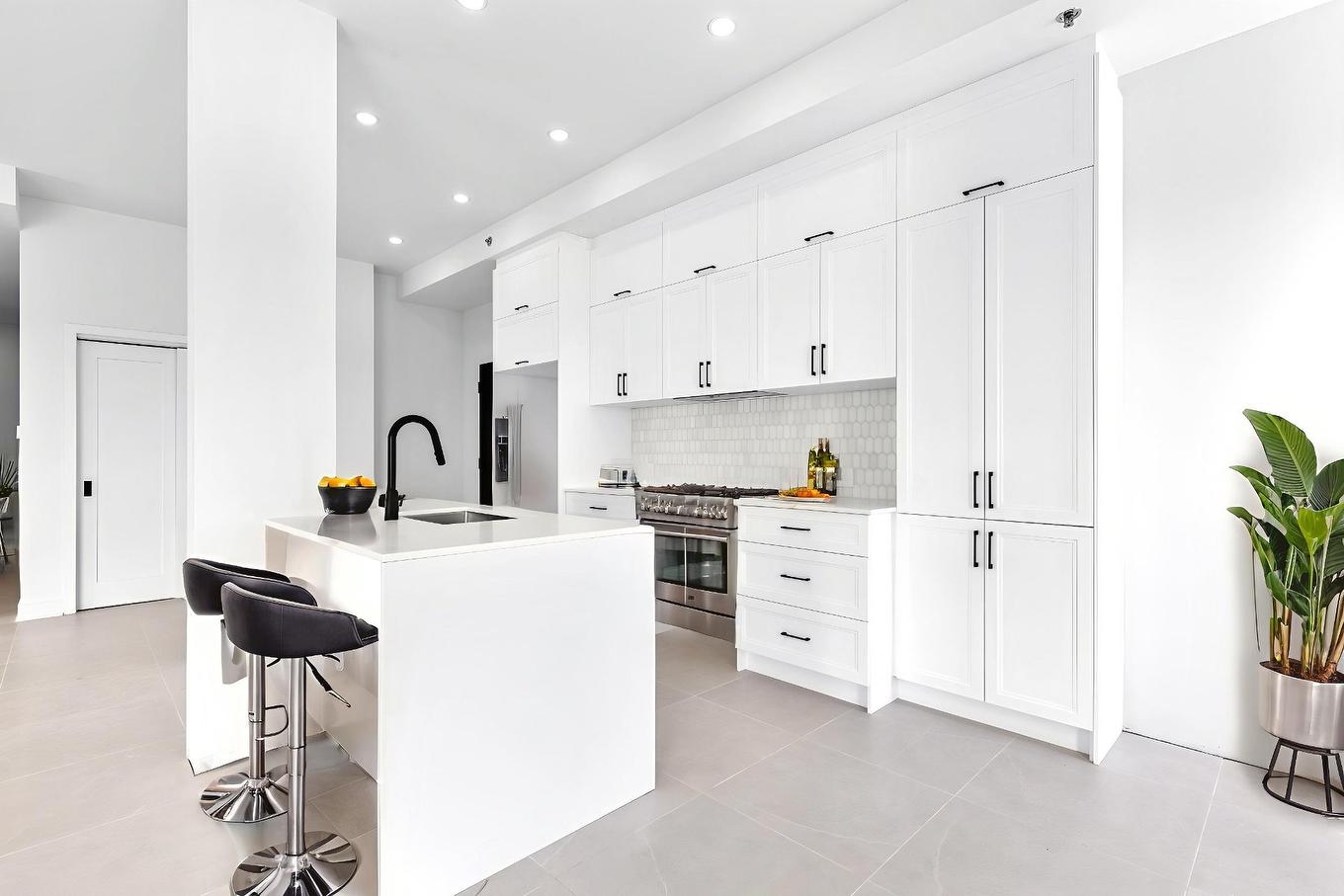 Cuisine - 613-2030 Rue Lucien-Thimens, Montréal (Saint-Laurent), QC - Indoor Photo Showing Kitchen With Upgraded Kitchen