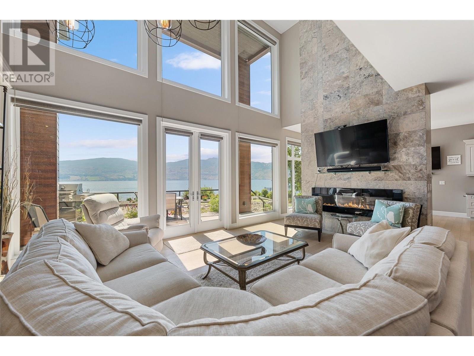 1579 Pritchard Drive, West Kelowna, BC - Indoor Photo Showing Living Room With Fireplace