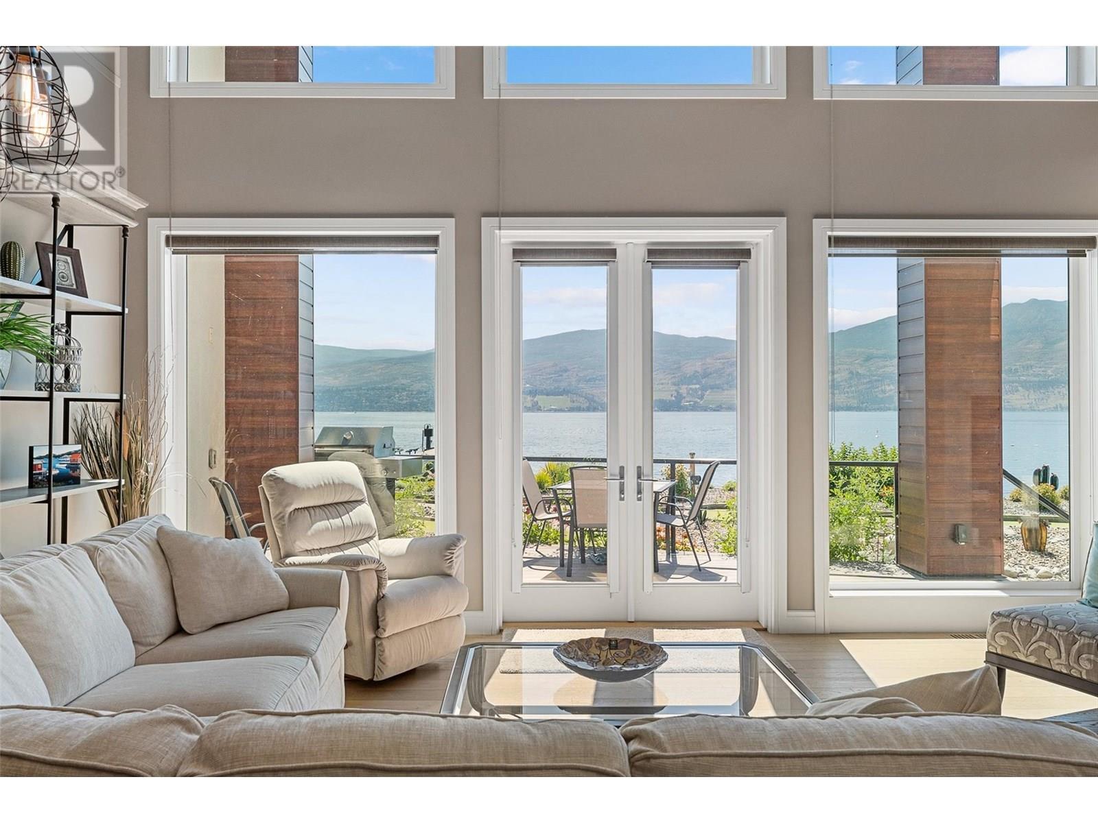 1579 Pritchard Drive, West Kelowna, BC - Indoor Photo Showing Living Room