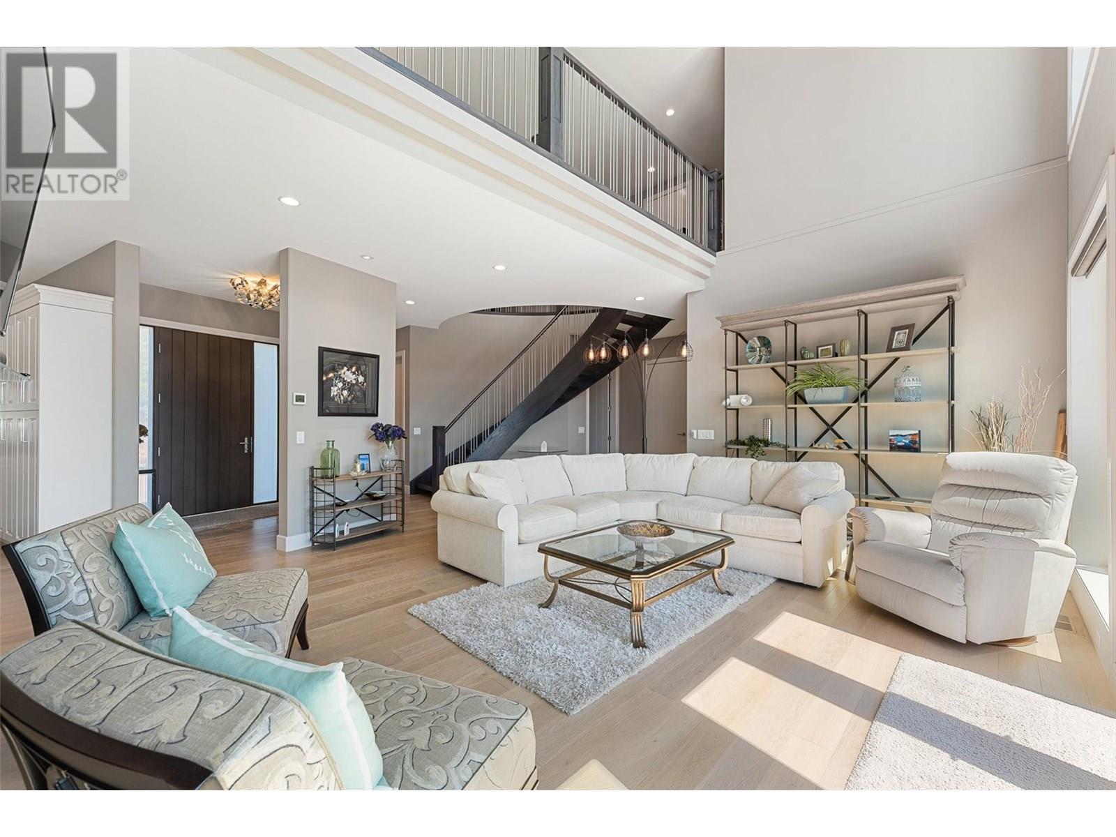 1579 Pritchard Drive, West Kelowna, BC - Indoor Photo Showing Living Room