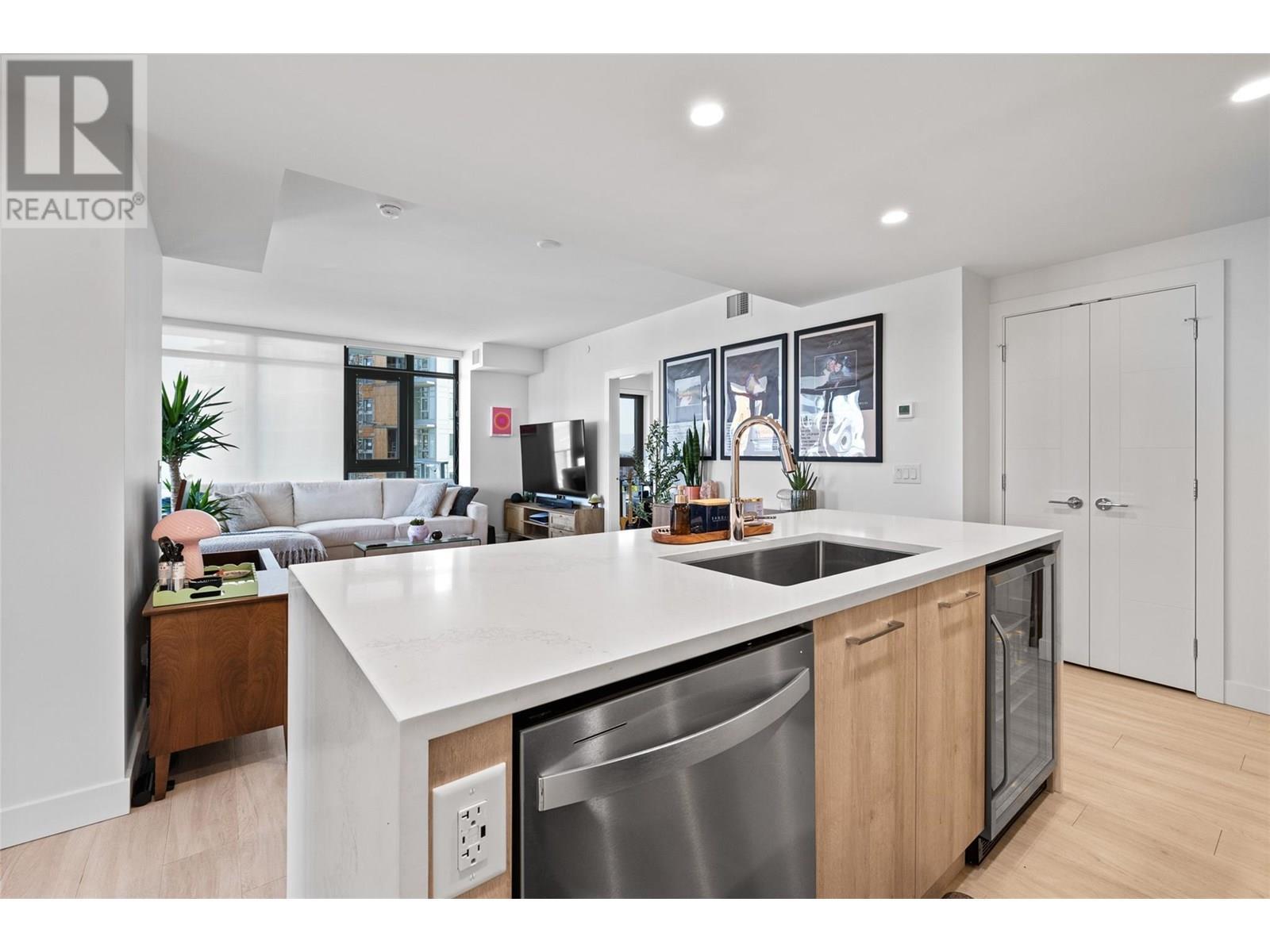 3699 Capozzi Road Unit# 811, Kelowna, BC - Indoor Photo Showing Kitchen