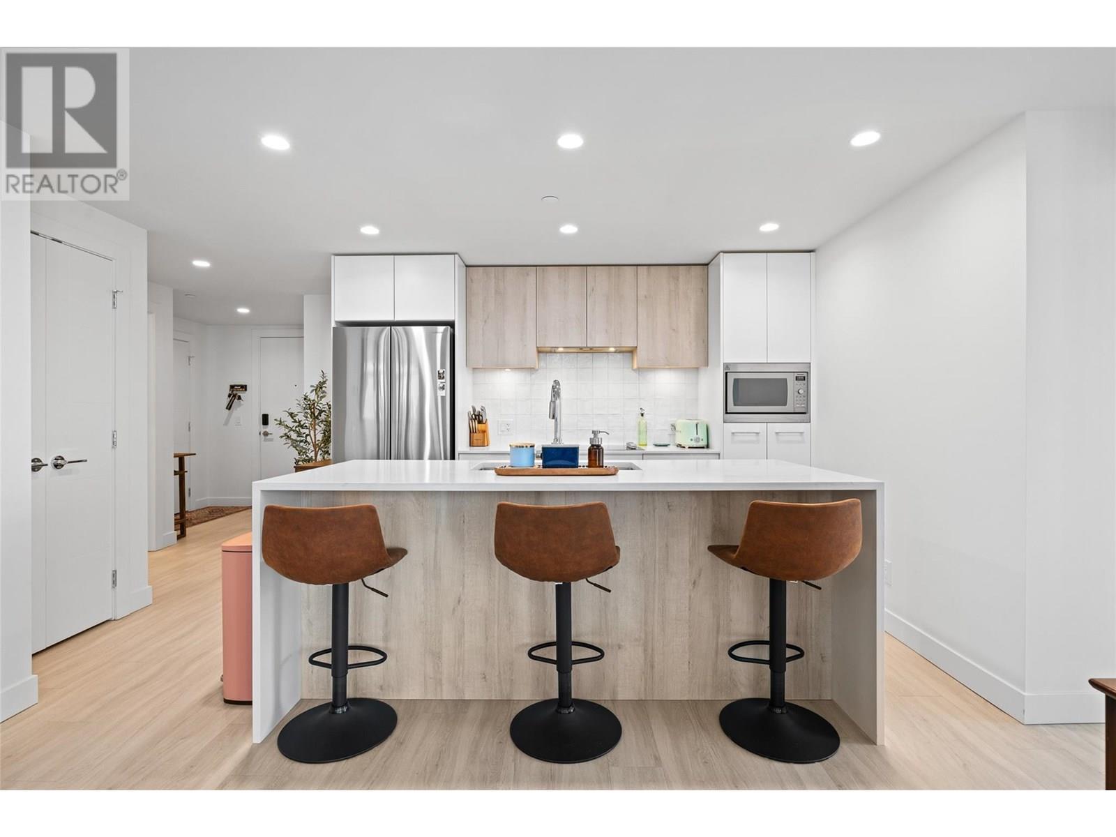 3699 Capozzi Road Unit# 811, Kelowna, BC - Indoor Photo Showing Kitchen With Upgraded Kitchen