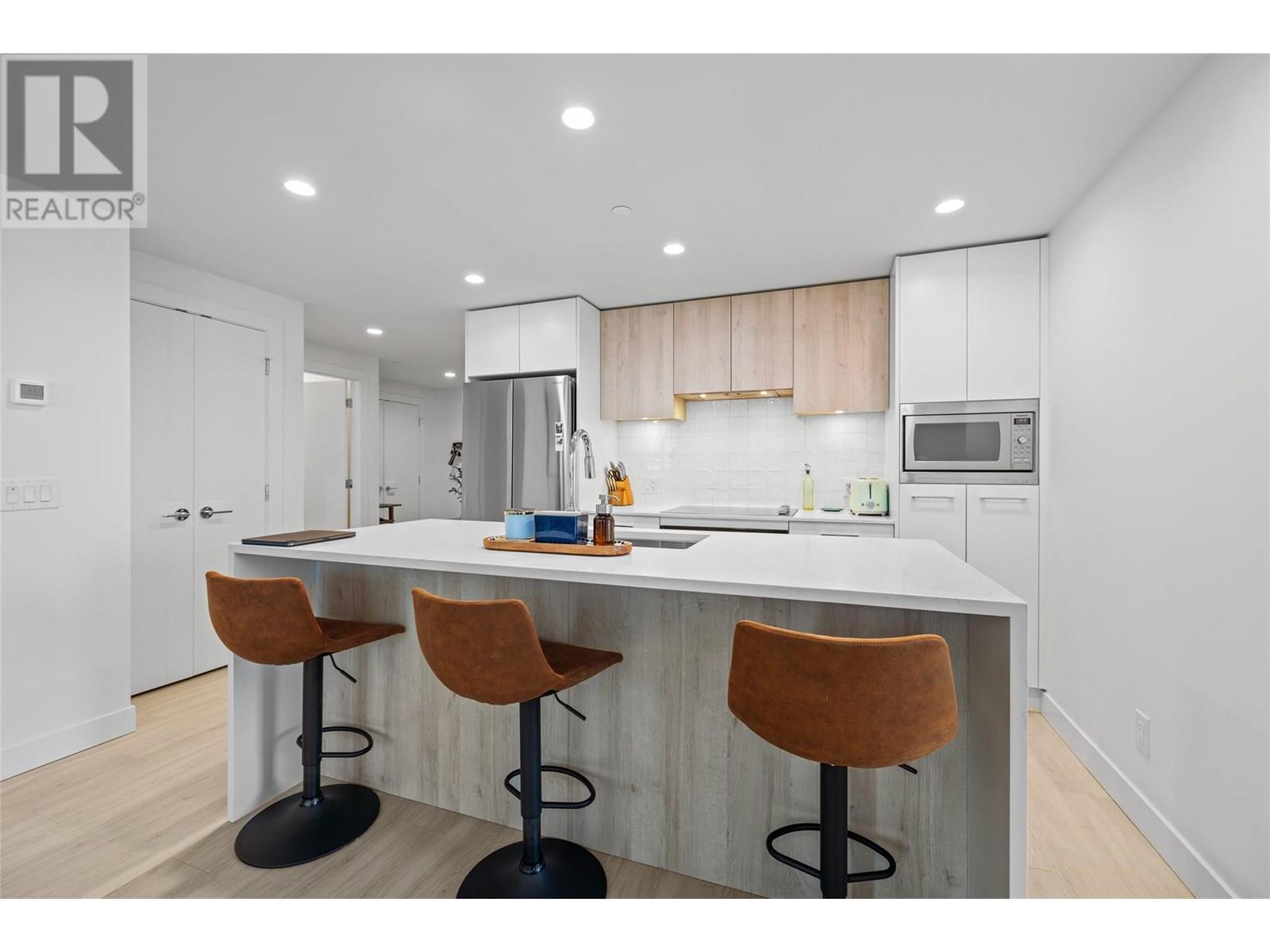 3699 Capozzi Road Unit# 811, Kelowna, BC - Indoor Photo Showing Kitchen With Upgraded Kitchen