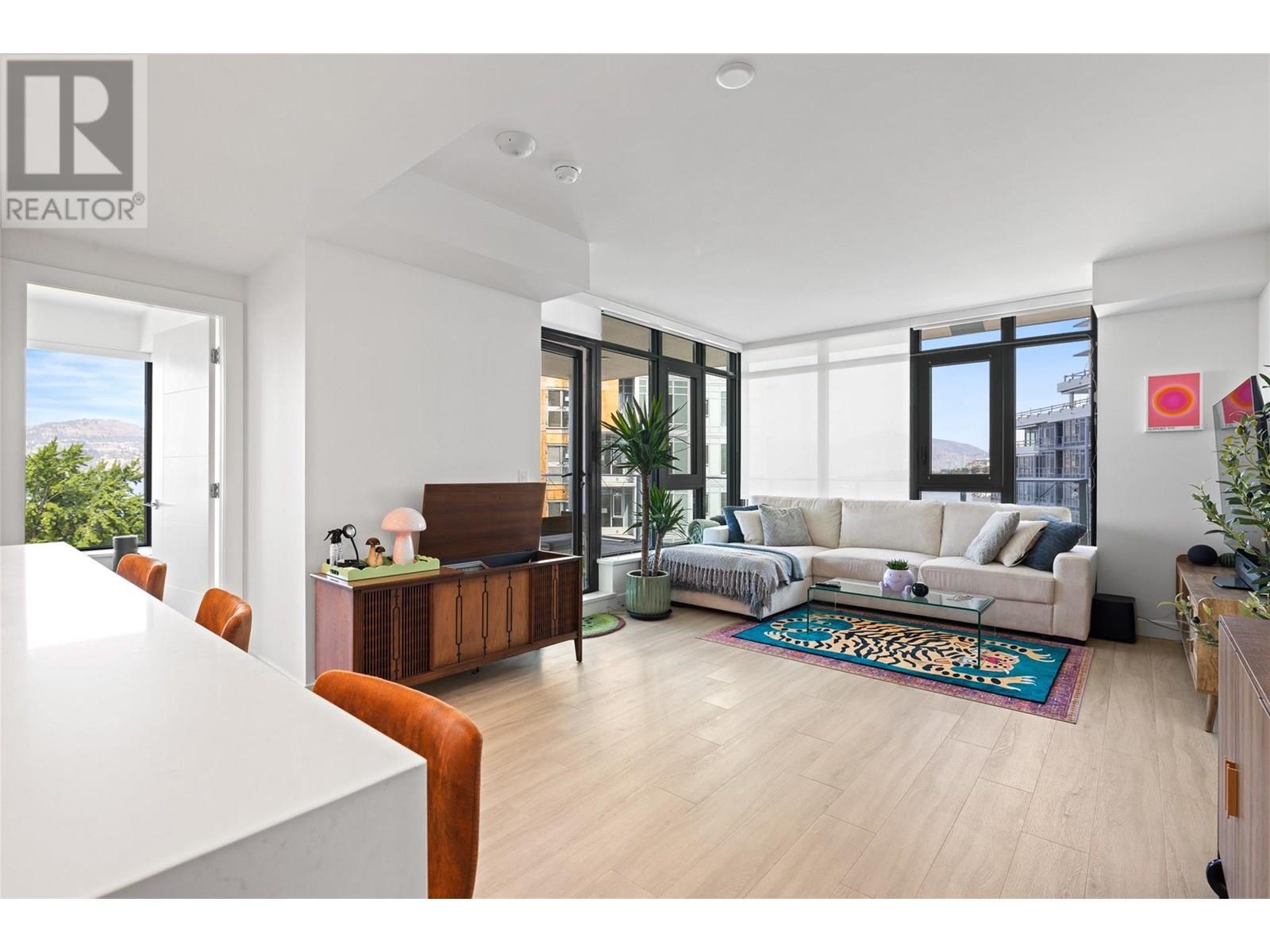 3699 Capozzi Road Unit# 811, Kelowna, BC - Indoor Photo Showing Living Room