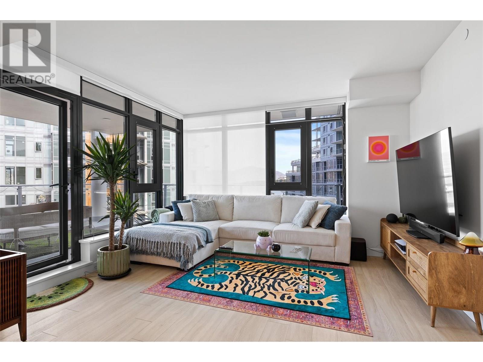 3699 Capozzi Road Unit# 811, Kelowna, BC - Indoor Photo Showing Living Room