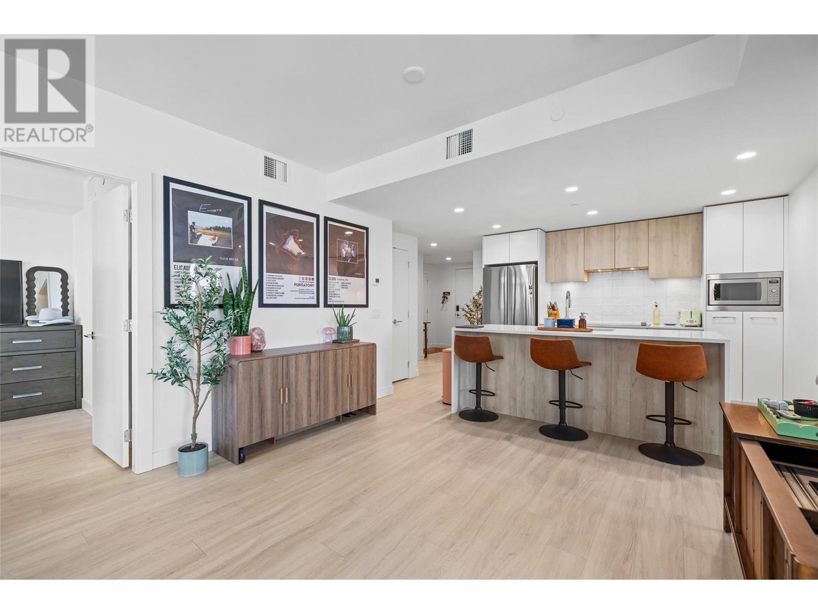 3699 Capozzi Road Unit# 811, Kelowna, BC - Indoor Photo Showing Kitchen