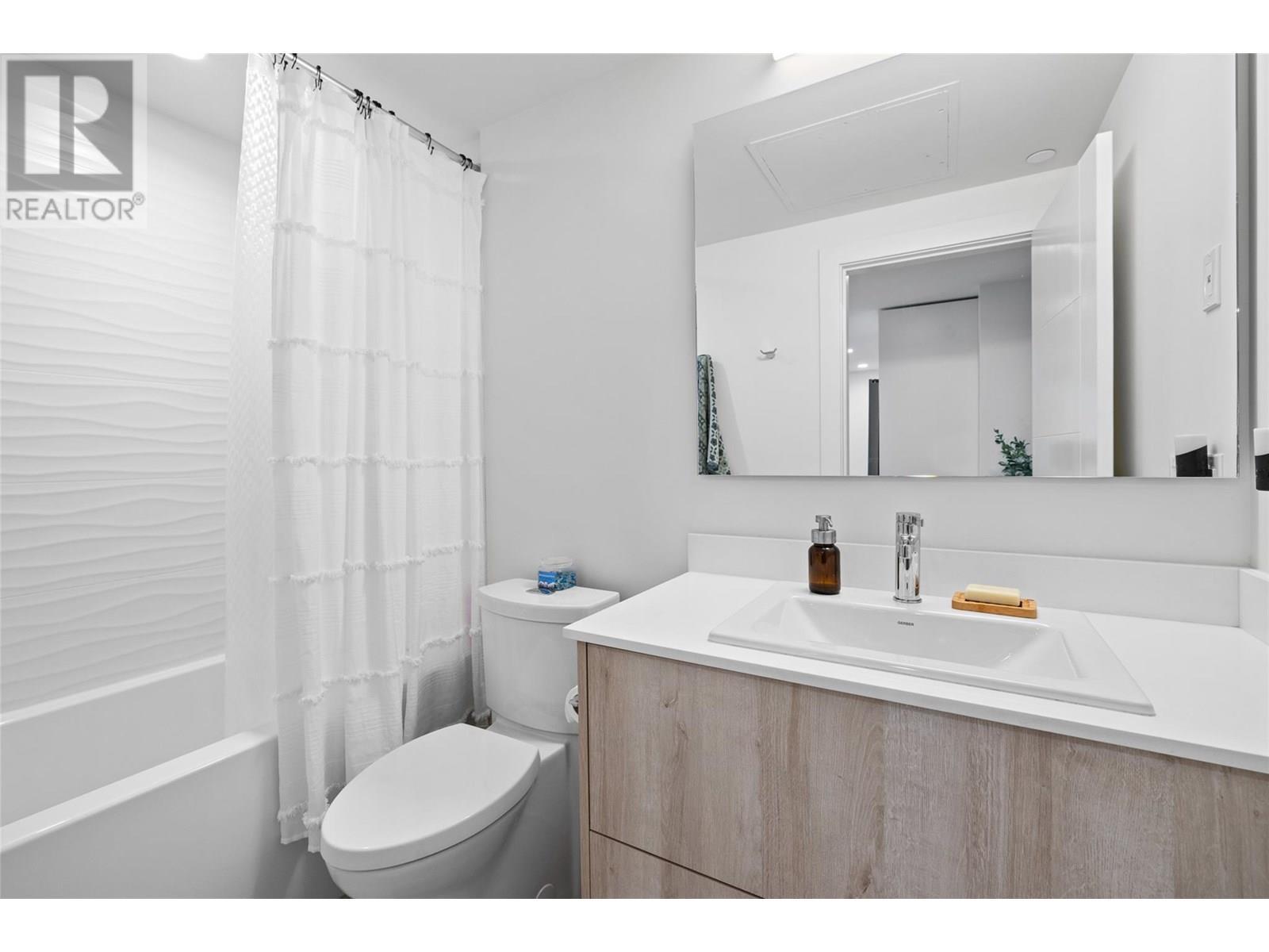 3699 Capozzi Road Unit# 811, Kelowna, BC - Indoor Photo Showing Bathroom