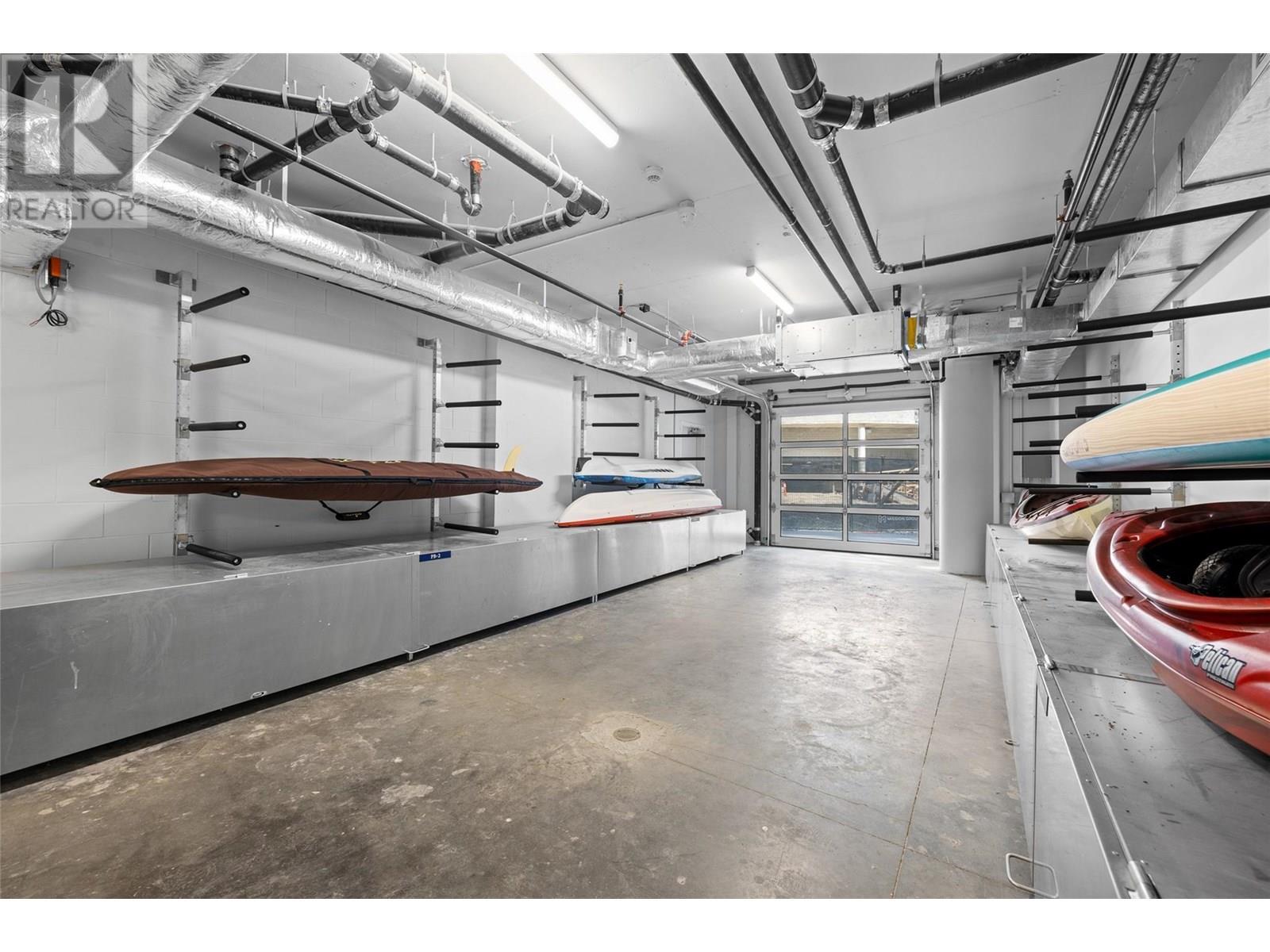 3699 Capozzi Road Unit# 811, Kelowna, BC - Indoor Photo Showing Garage