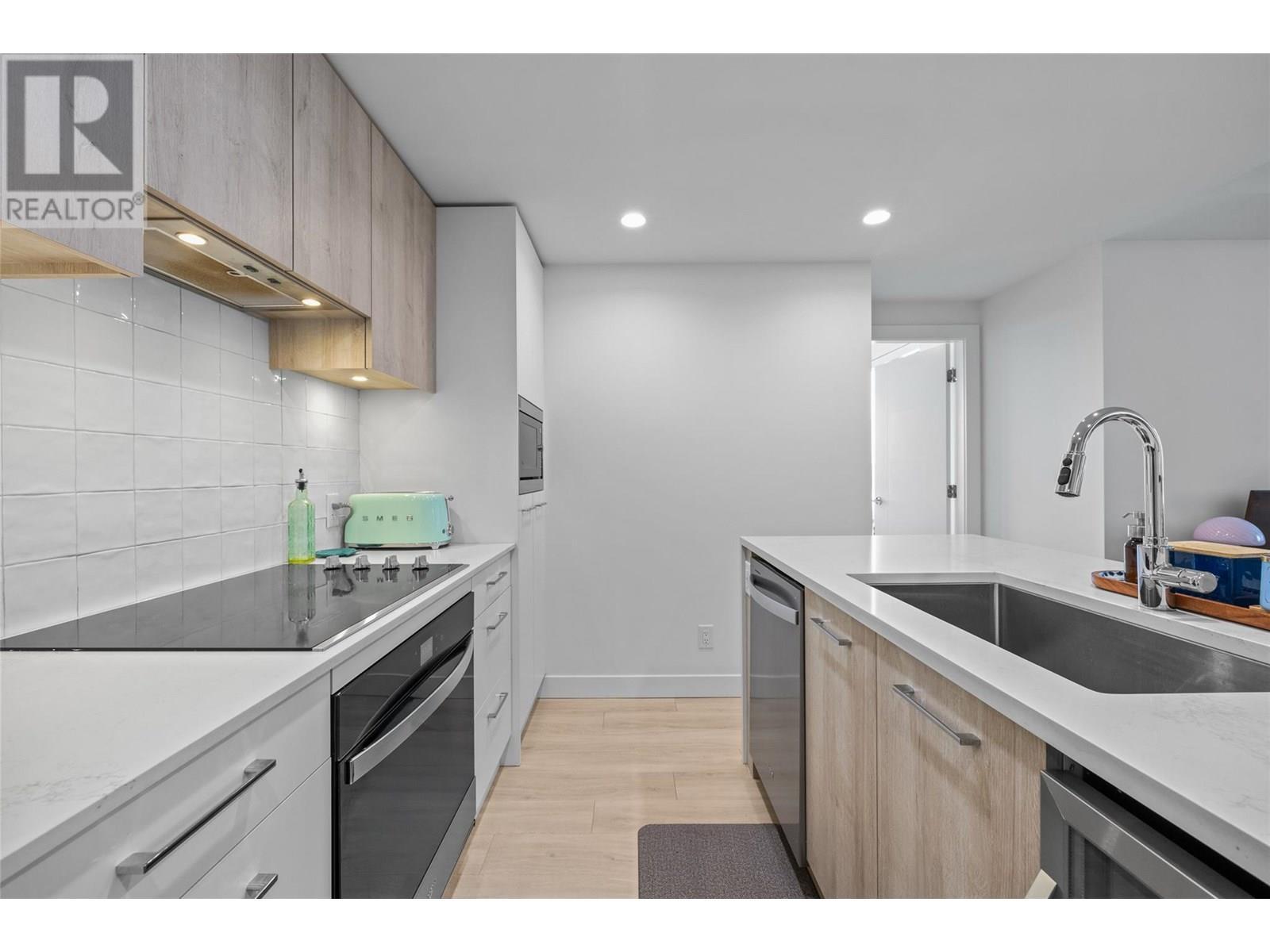 3699 Capozzi Road Unit# 811, Kelowna, BC - Indoor Photo Showing Kitchen