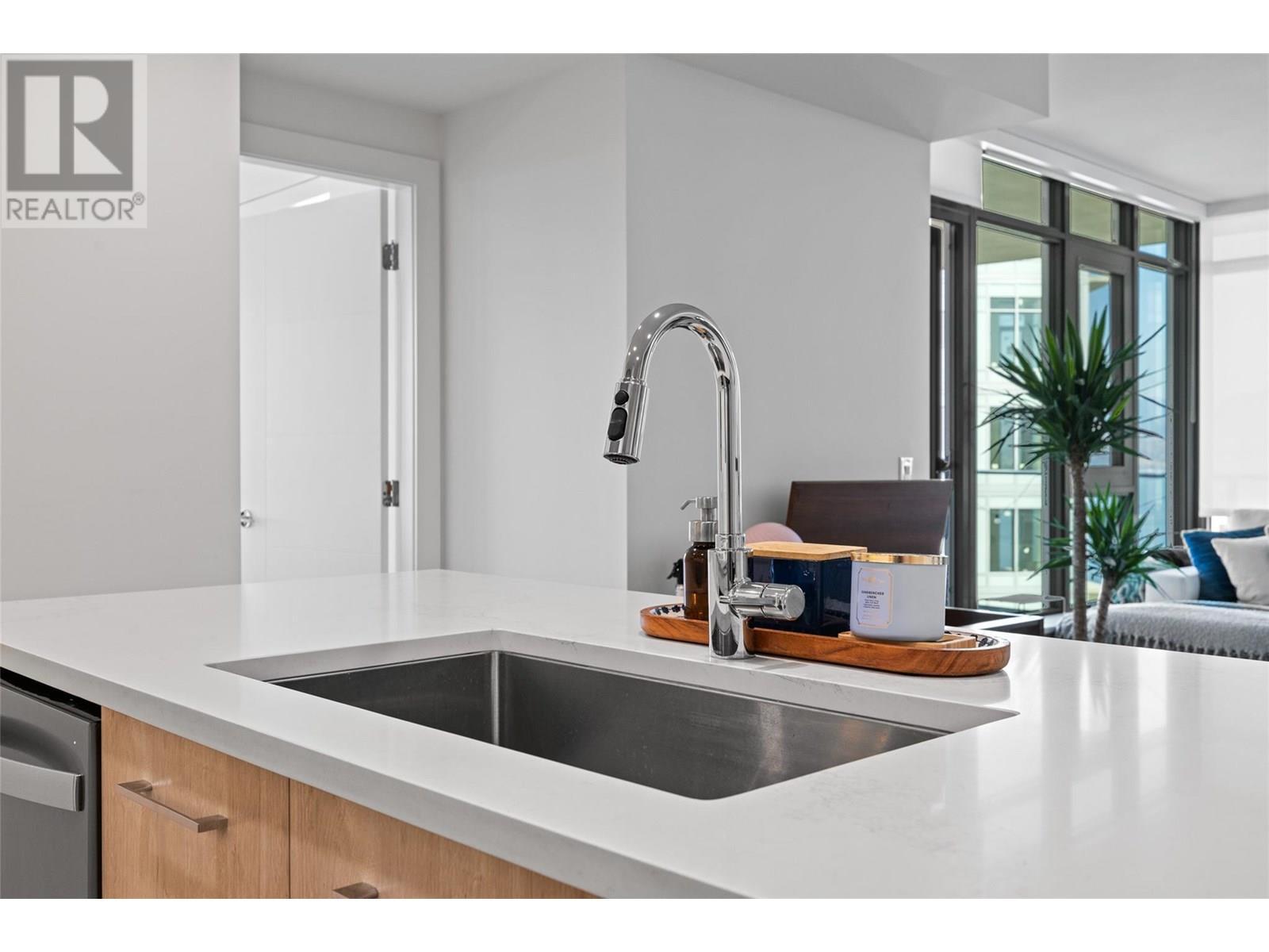 3699 Capozzi Road Unit# 811, Kelowna, BC - Indoor Photo Showing Kitchen