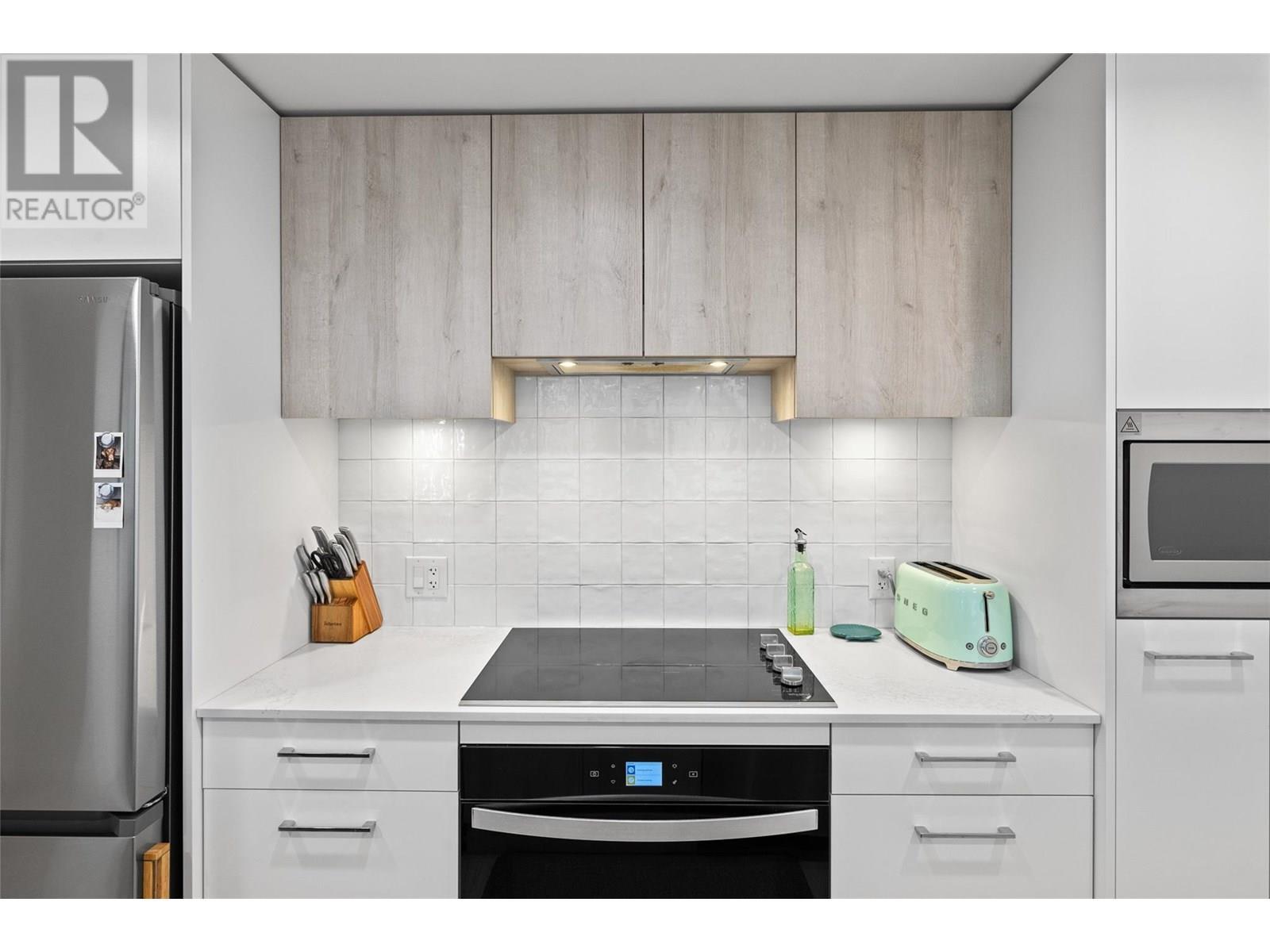 3699 Capozzi Road Unit# 811, Kelowna, BC - Indoor Photo Showing Kitchen With Upgraded Kitchen