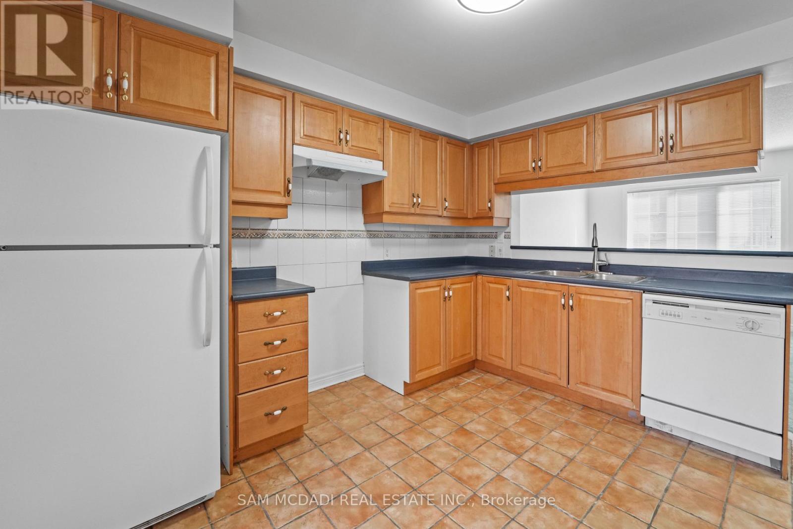 5 - 5031 East Mill Road, Mississauga, ON - Indoor Photo Showing Kitchen