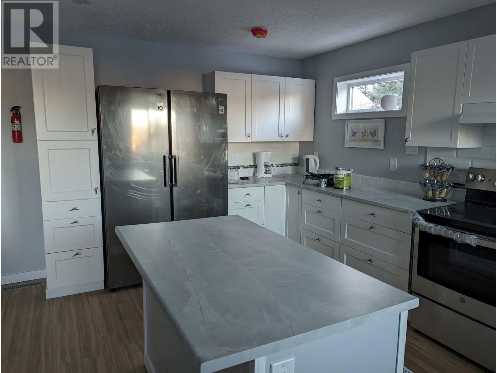 52 Sukunka Place, Tumbler Ridge, BC - Indoor Photo Showing Kitchen