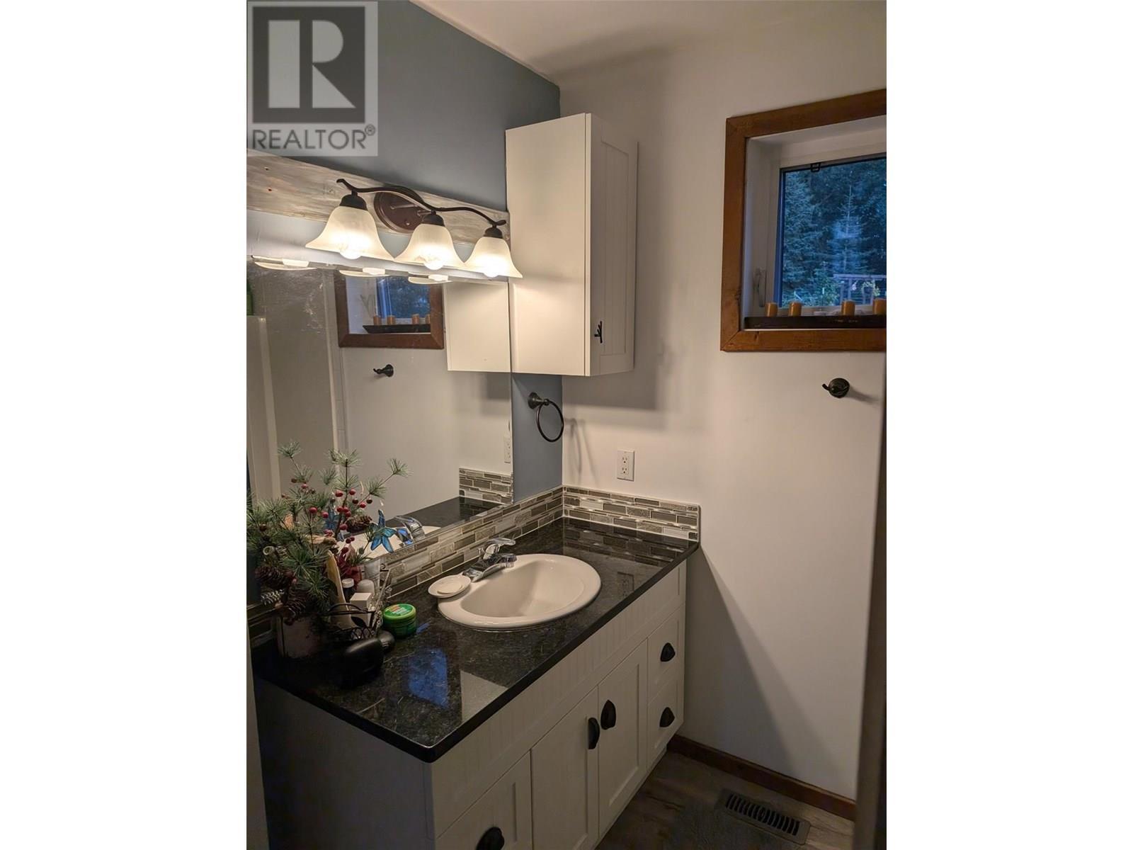 56 Sukunka Place, Tumbler Ridge, BC - Indoor Photo Showing Bathroom