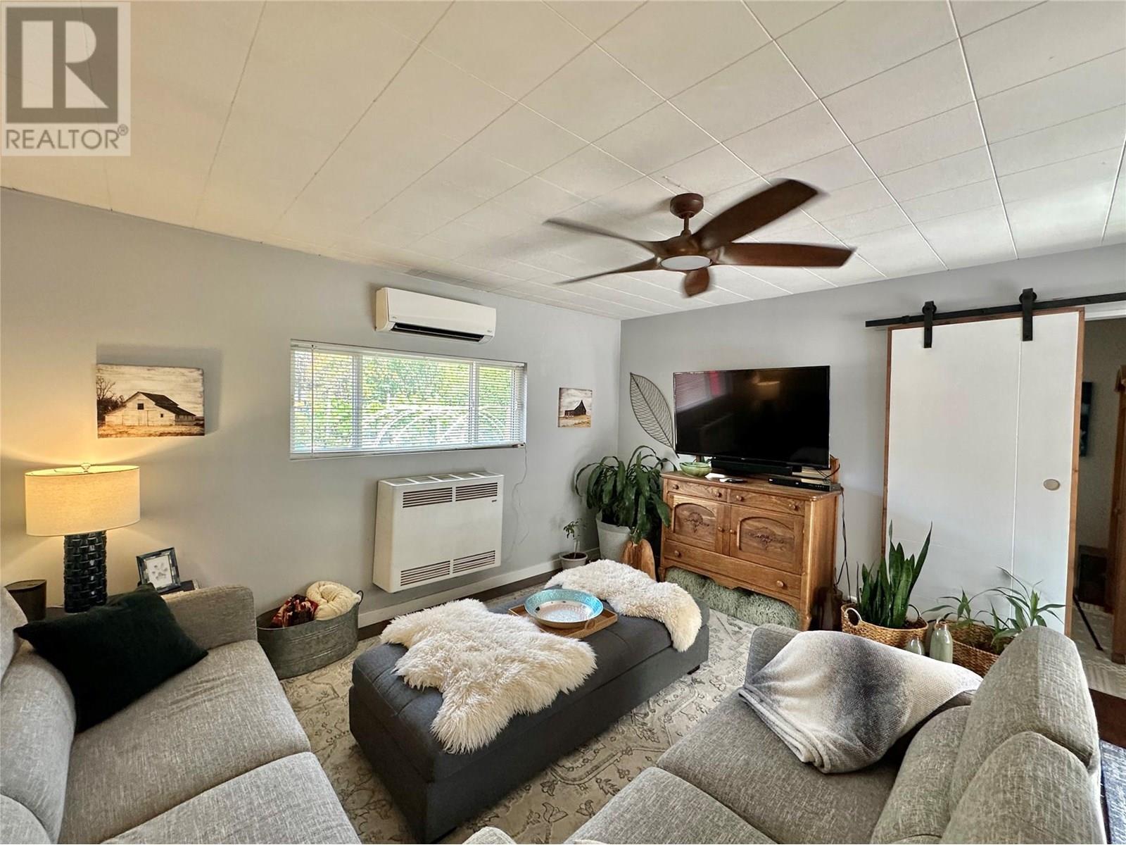 2146 Newton Road, Cawston, BC - Indoor Photo Showing Living Room