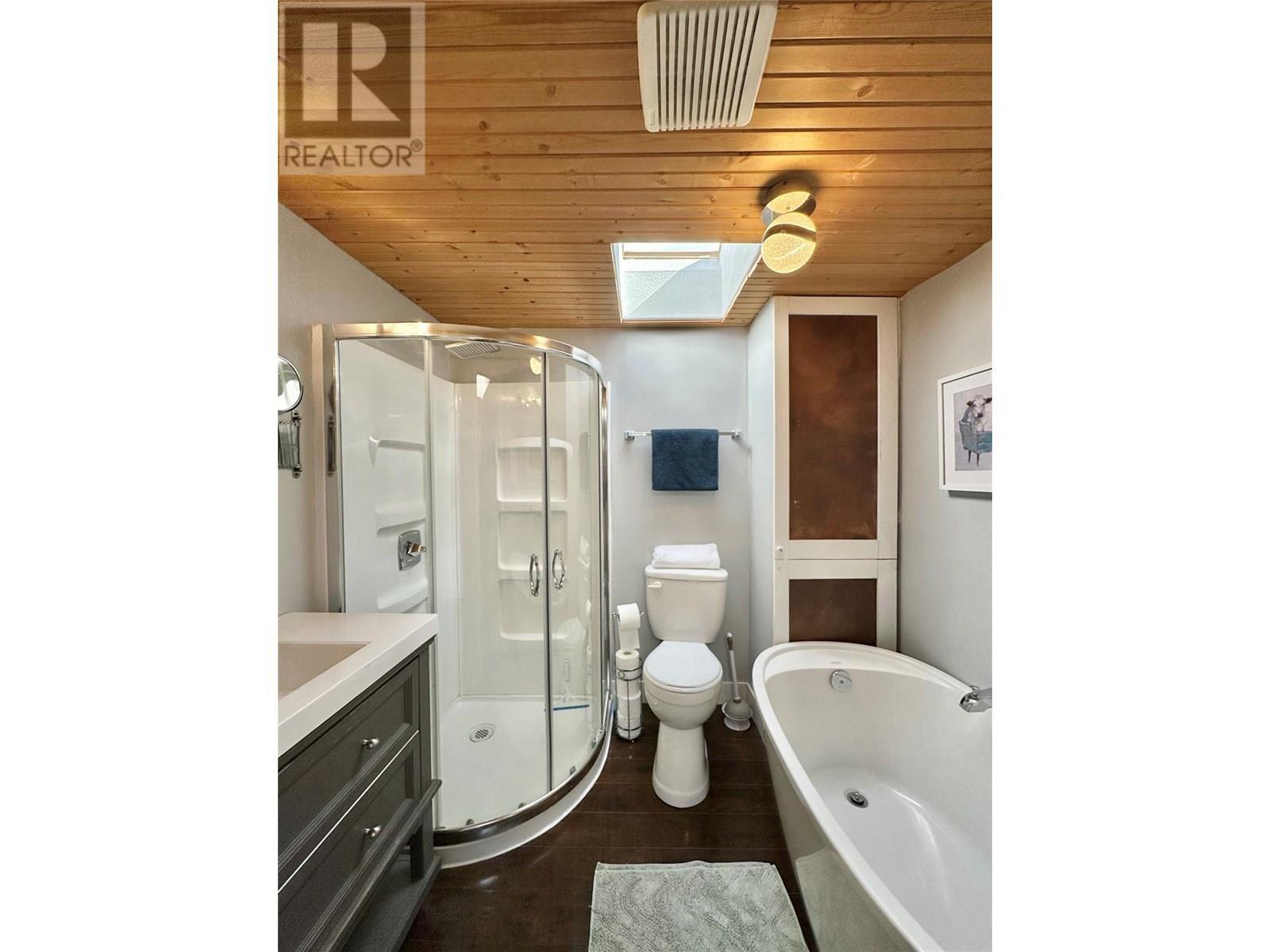 2146 Newton Road, Cawston, BC - Indoor Photo Showing Bathroom