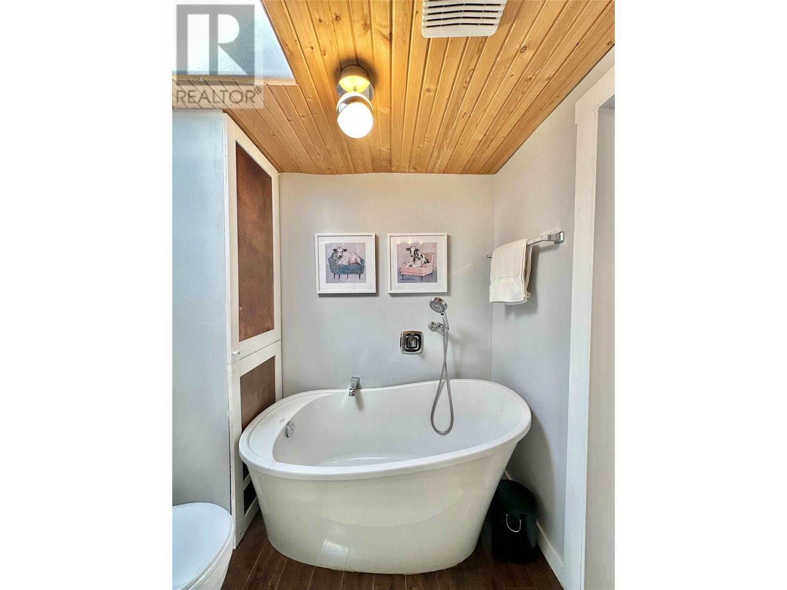 2146 Newton Road, Cawston, BC - Indoor Photo Showing Bathroom