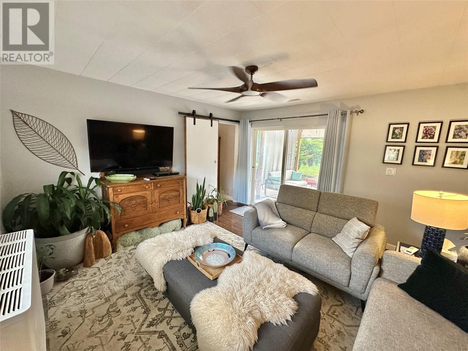 2146 Newton Road, Cawston, BC - Indoor Photo Showing Living Room