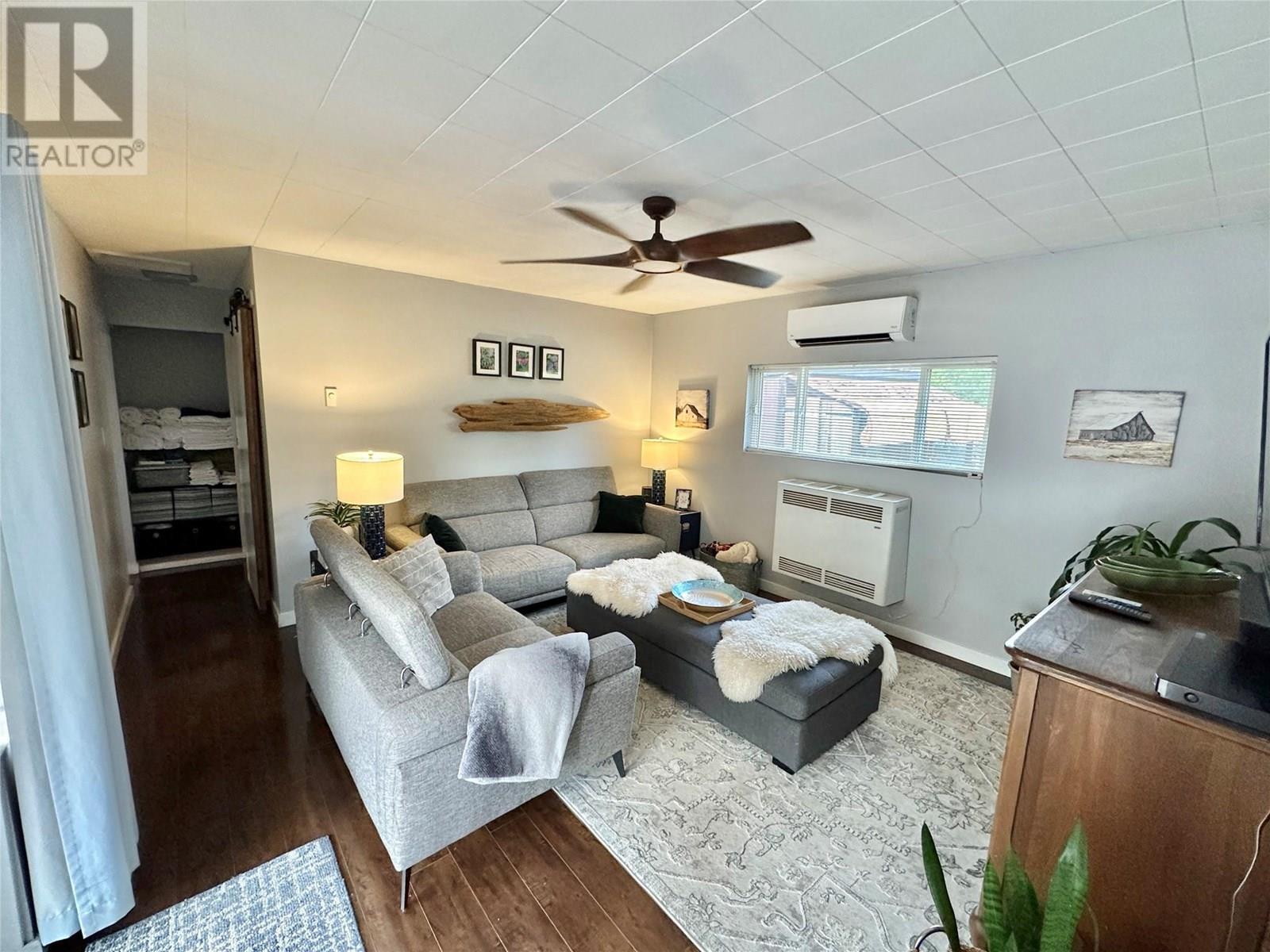 2146 Newton Road, Cawston, BC - Indoor Photo Showing Living Room