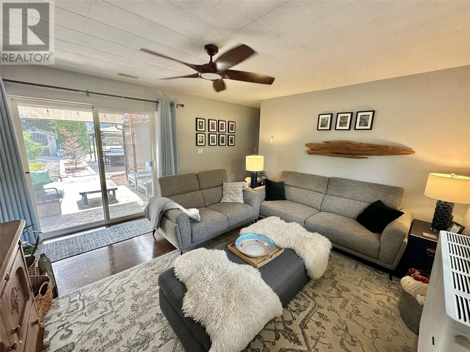 2146 Newton Road, Cawston, BC - Indoor Photo Showing Living Room