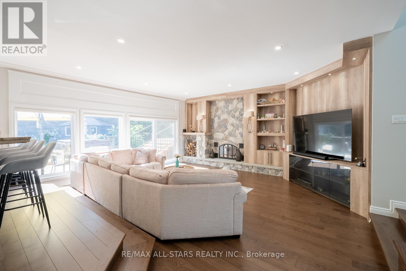 64 Woodbridge Circle, Scugog, ON - Indoor Photo Showing Living Room