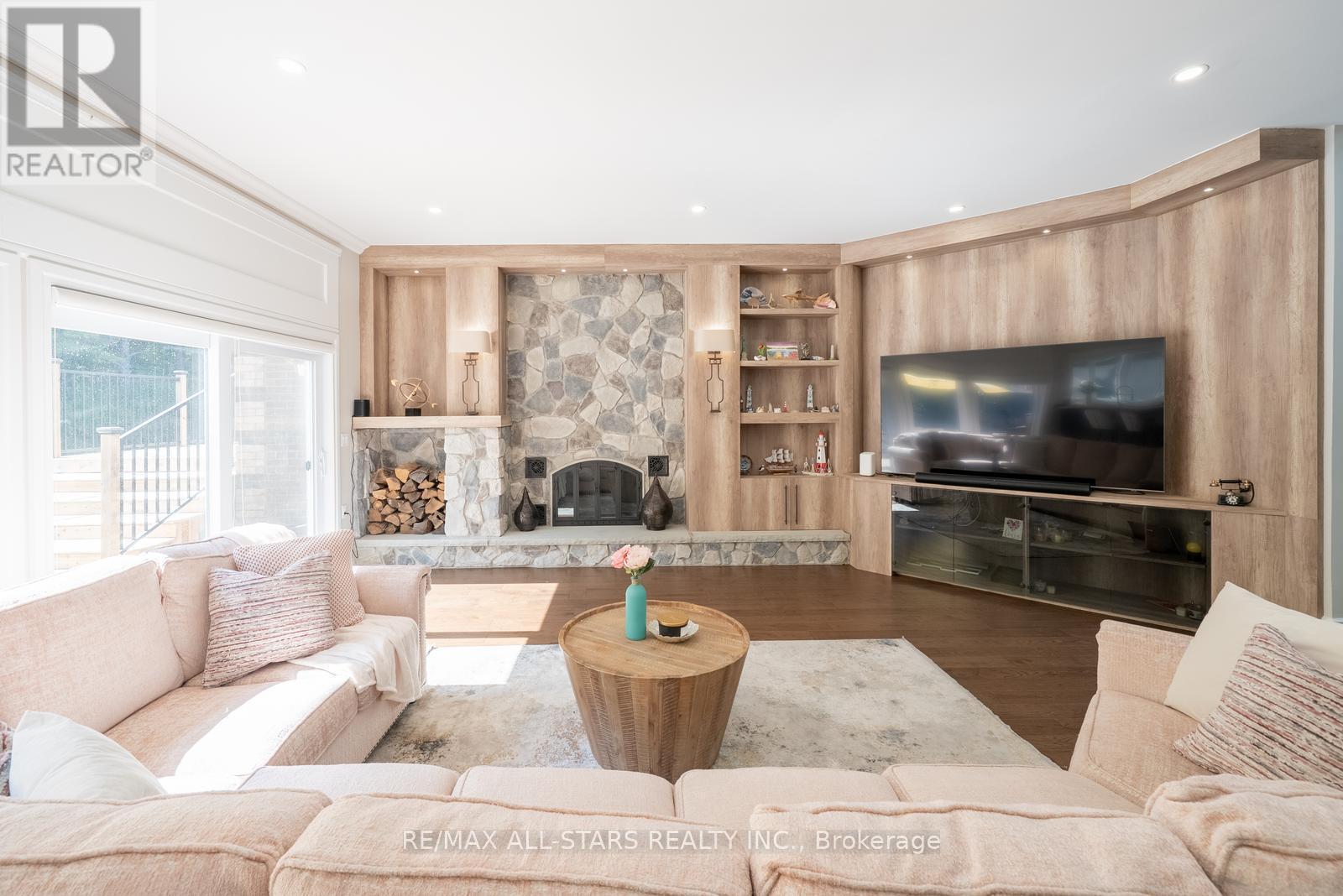 64 Woodbridge Circle, Scugog, ON - Indoor Photo Showing Living Room With Fireplace