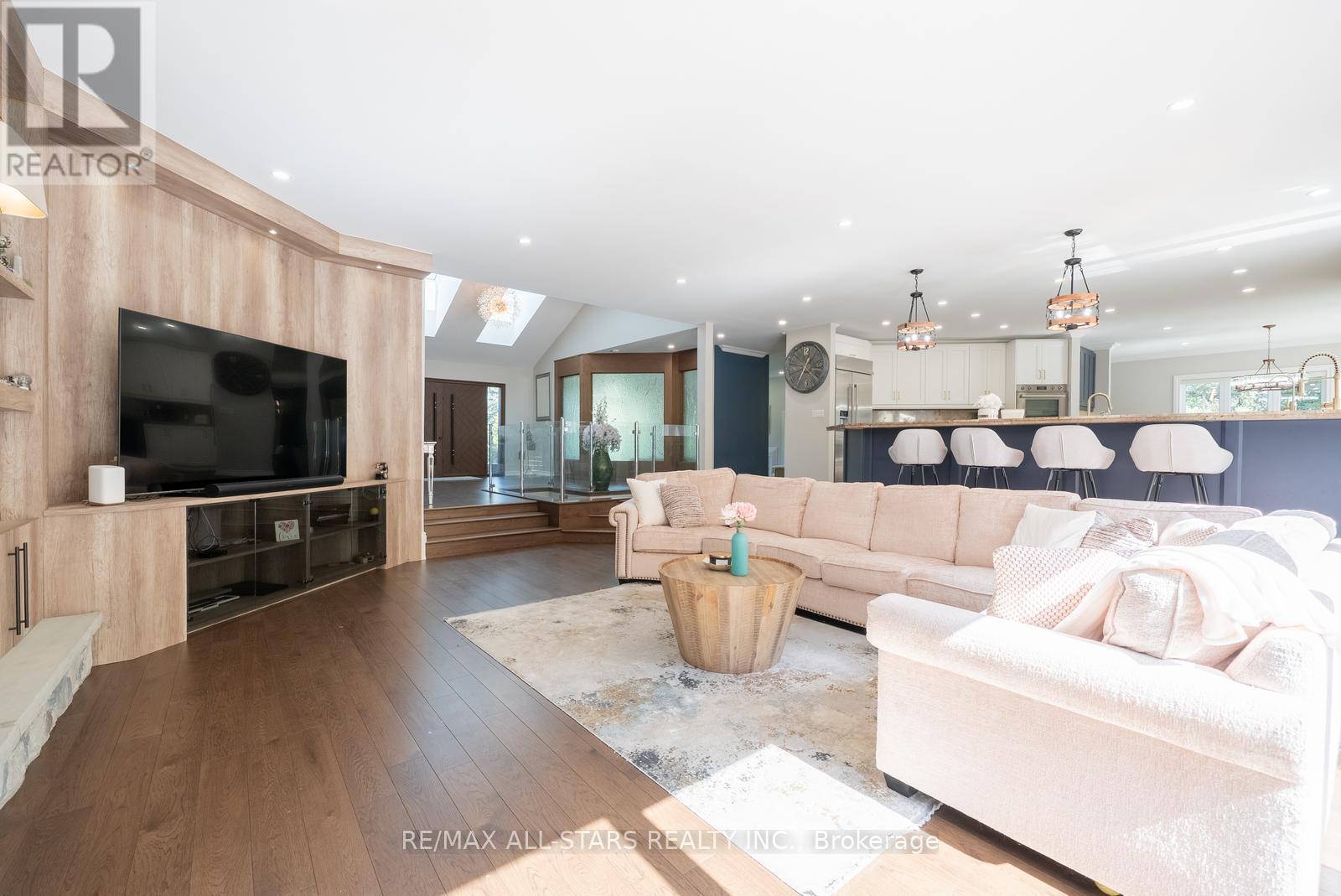 64 Woodbridge Circle, Scugog, ON - Indoor Photo Showing Living Room