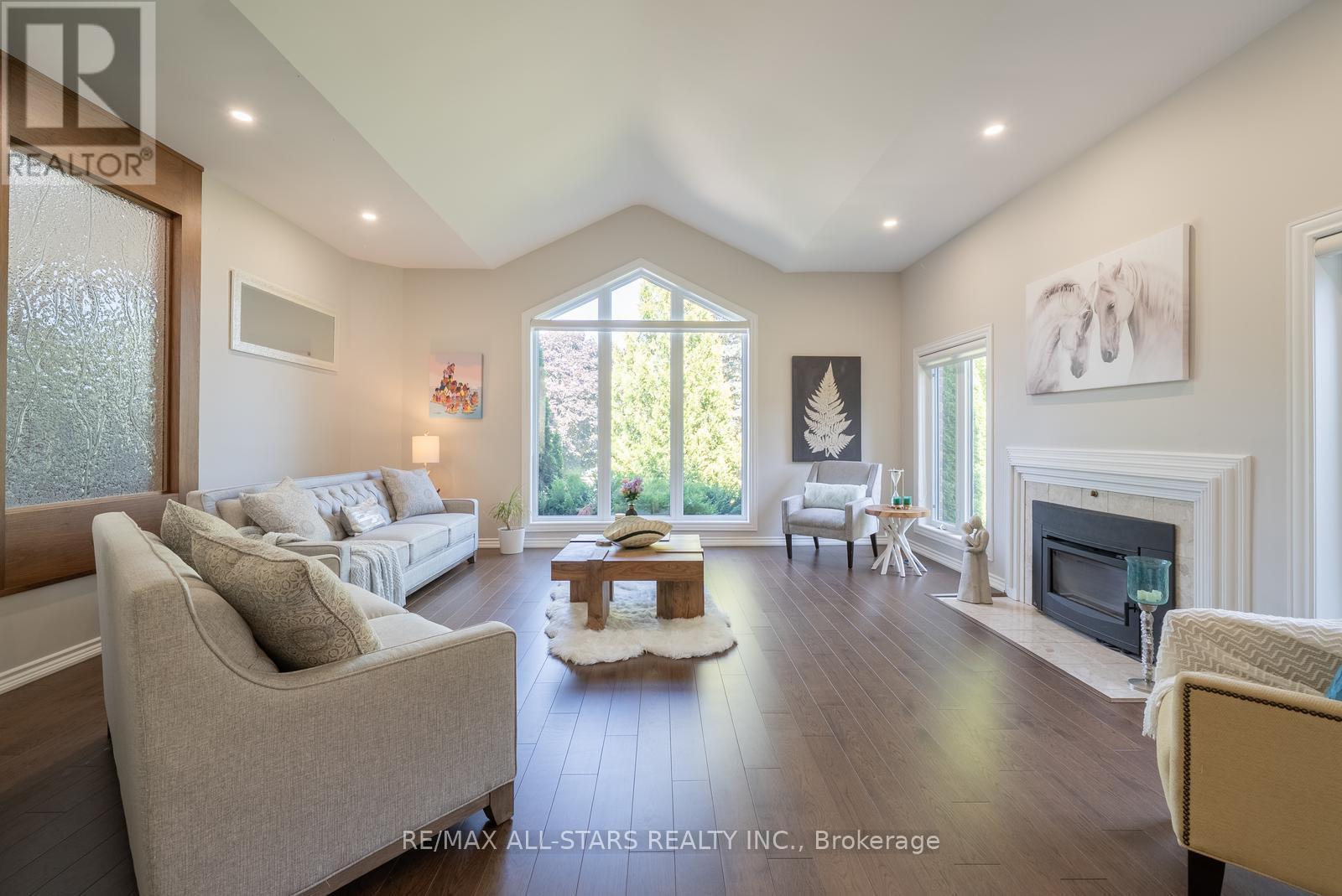64 Woodbridge Circle, Scugog, ON - Indoor Photo Showing Living Room With Fireplace