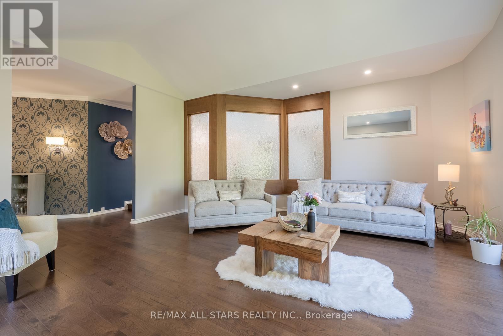 64 Woodbridge Circle, Scugog, ON - Indoor Photo Showing Living Room