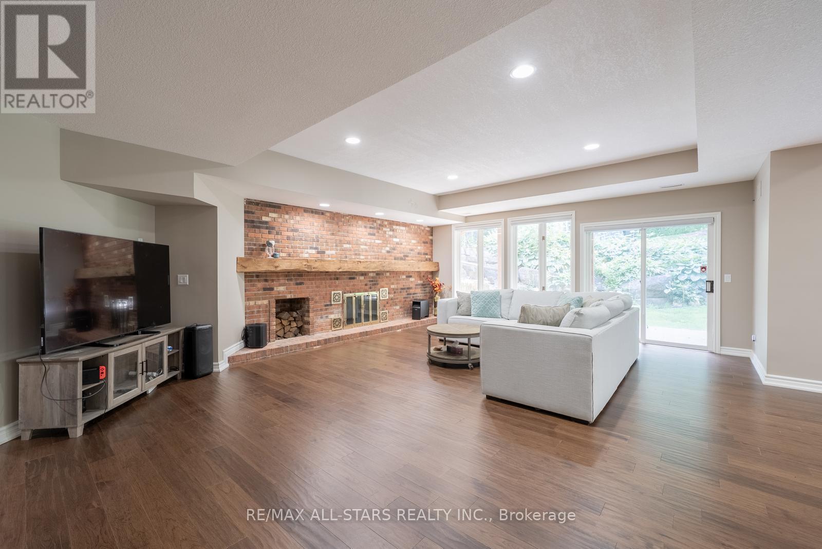 64 Woodbridge Circle, Scugog, ON - Indoor Photo Showing Living Room With Fireplace
