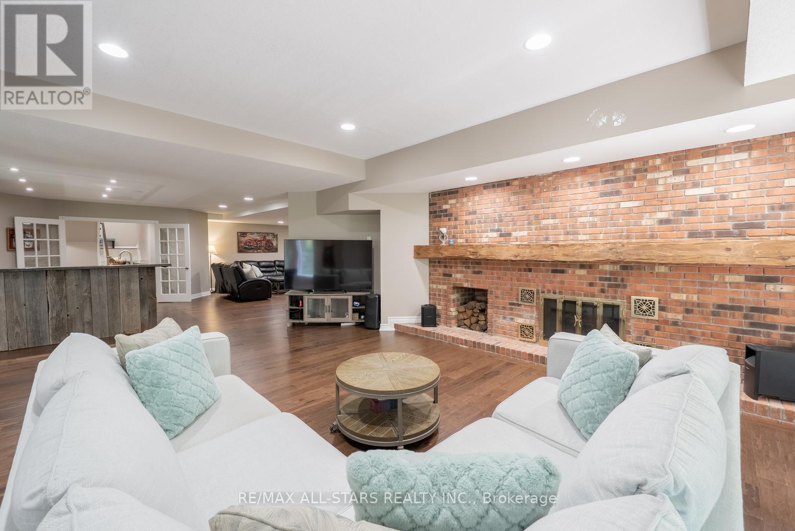 64 Woodbridge Circle, Scugog, ON - Indoor Photo Showing Living Room With Fireplace