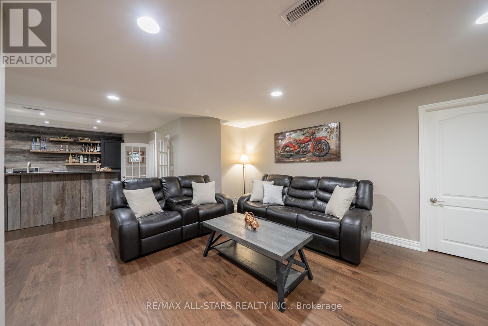 64 Woodbridge Circle, Scugog, ON - Indoor Photo Showing Living Room