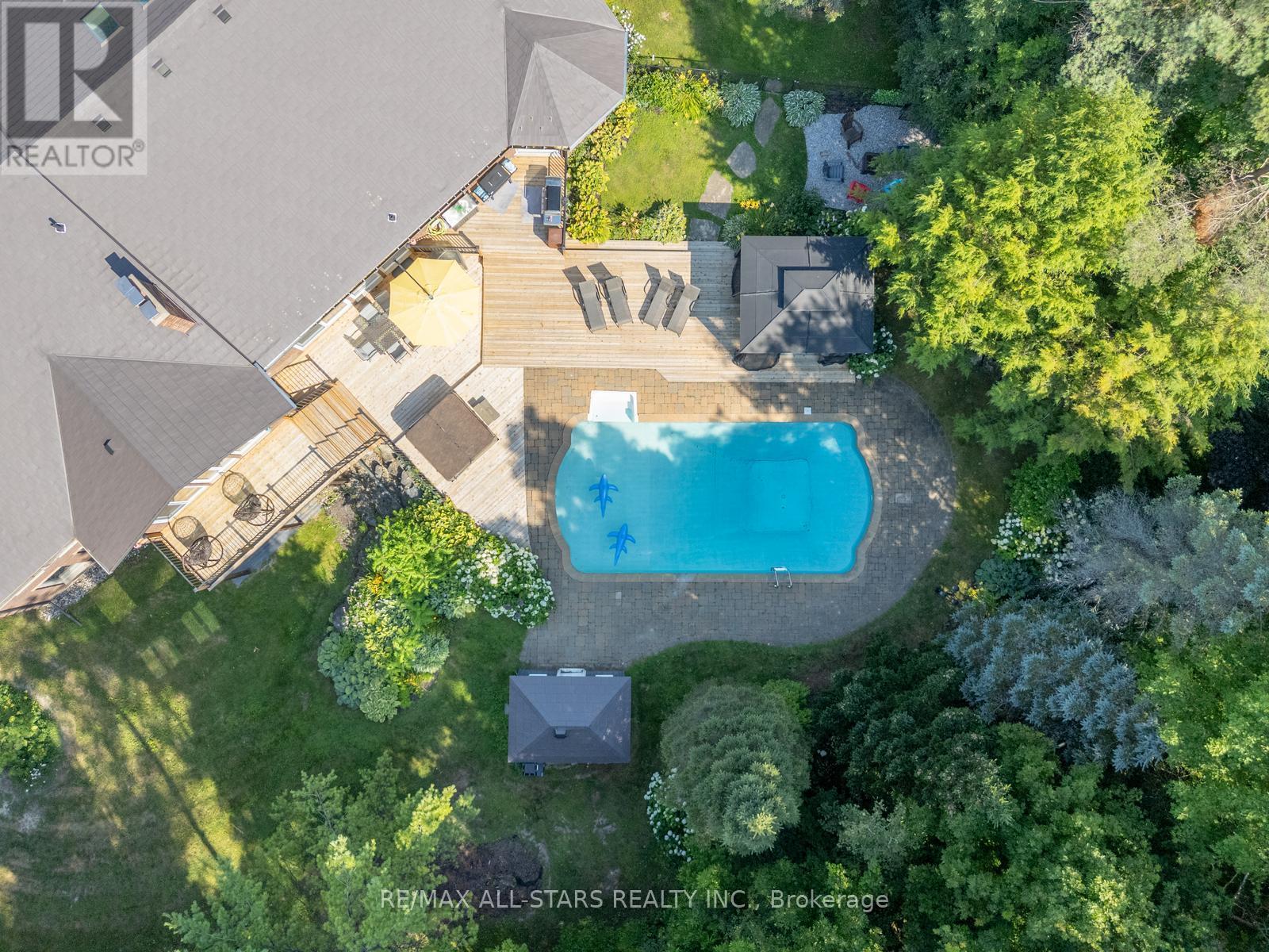 64 Woodbridge Circle, Scugog, ON - Outdoor With In Ground Pool