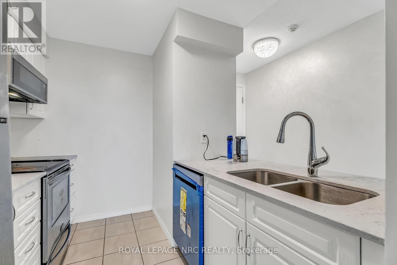 933 - 60 Heintzman Street, Toronto (Junction Area), ON - Indoor Photo Showing Kitchen With Double Sink