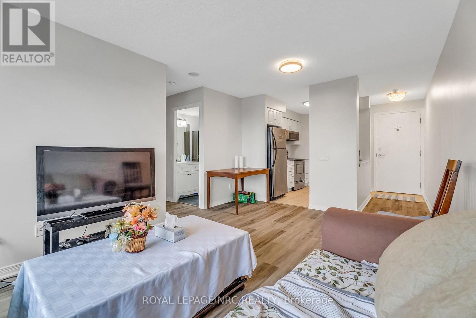 933 - 60 Heintzman Street, Toronto (Junction Area), ON - Indoor Photo Showing Living Room