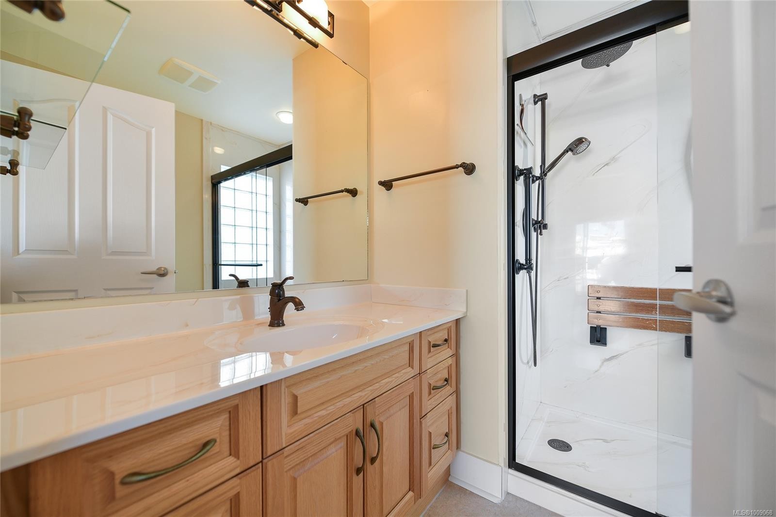 Fh19-445 Head St, Esquimalt, BC