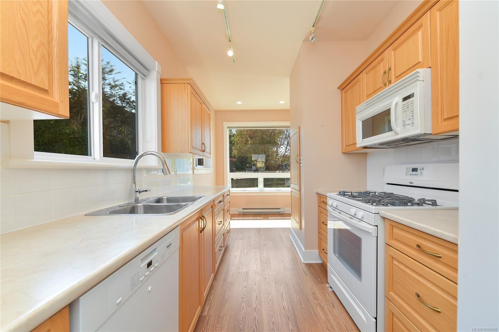 Fh19-445 Head St, Esquimalt, BC