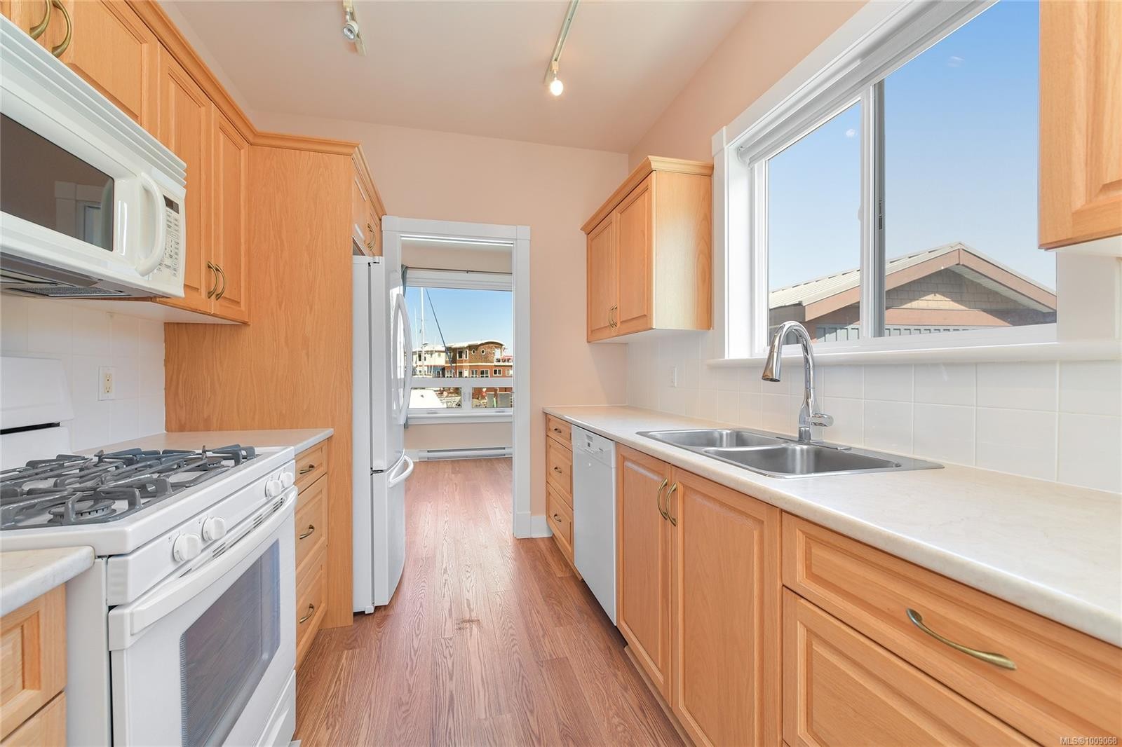 Fh19-445 Head St, Esquimalt, BC