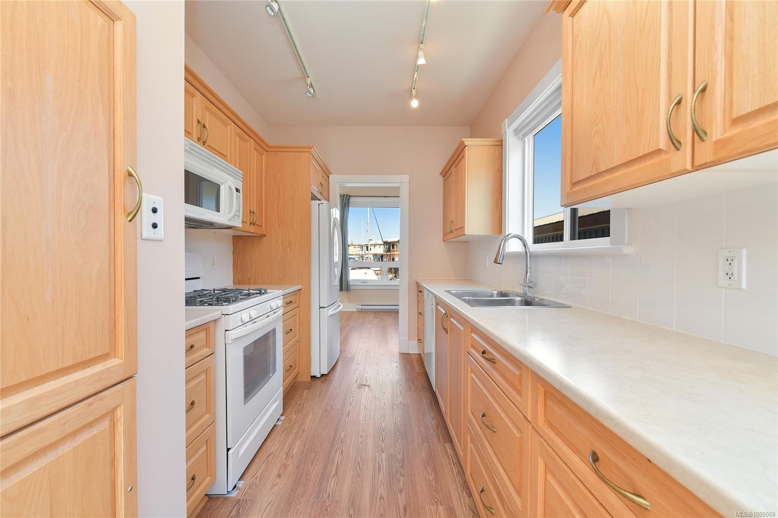 Fh19-445 Head St, Esquimalt, BC