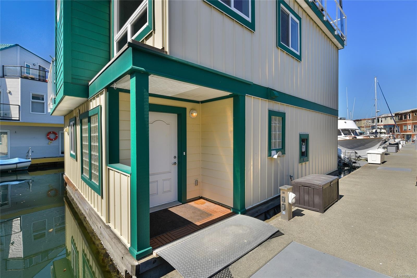 Fh19-445 Head St, Esquimalt, BC