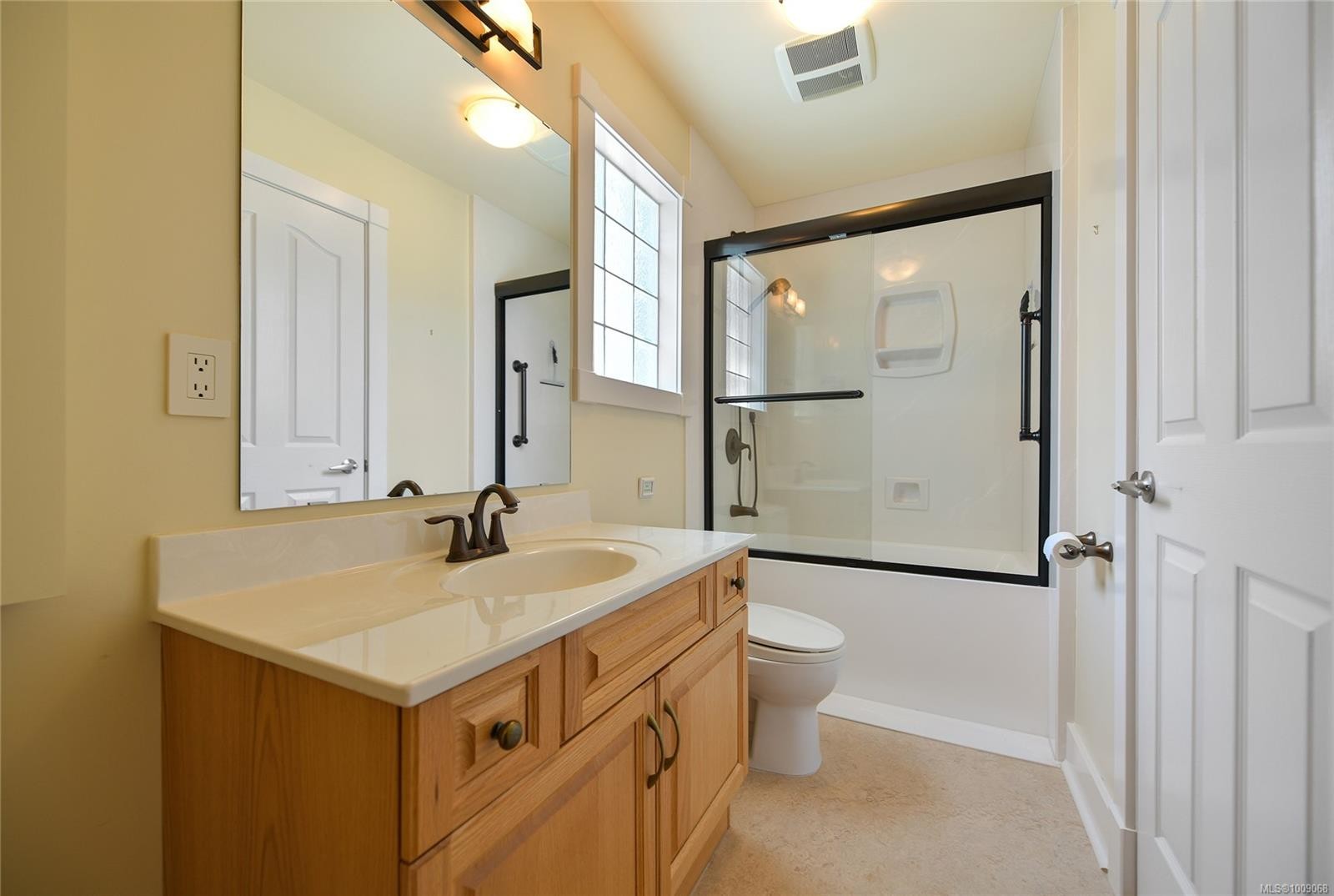 Fh19-445 Head St, Esquimalt, BC