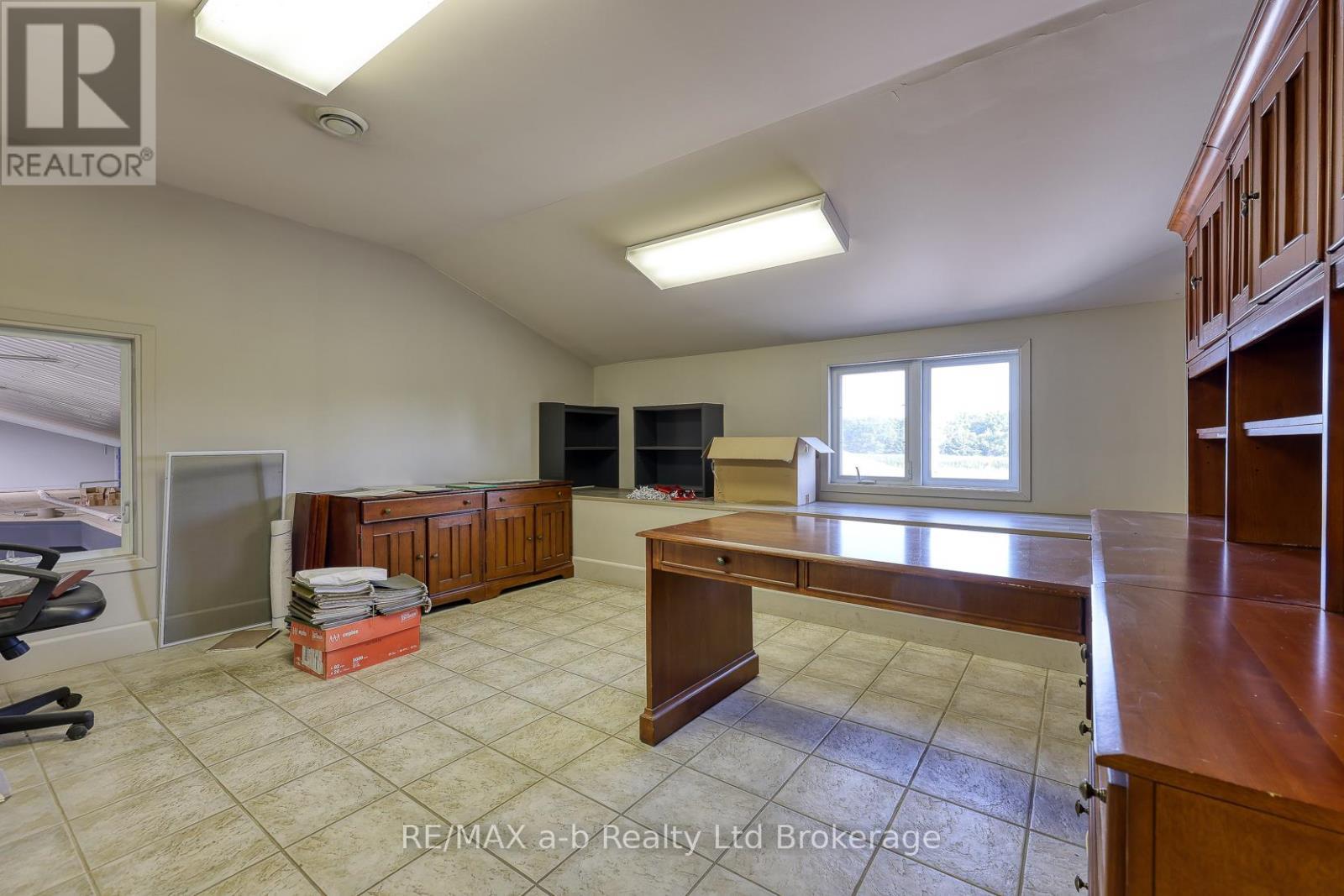 upper level office - 15456 Elginfield Road, Lucan Biddulph, ON